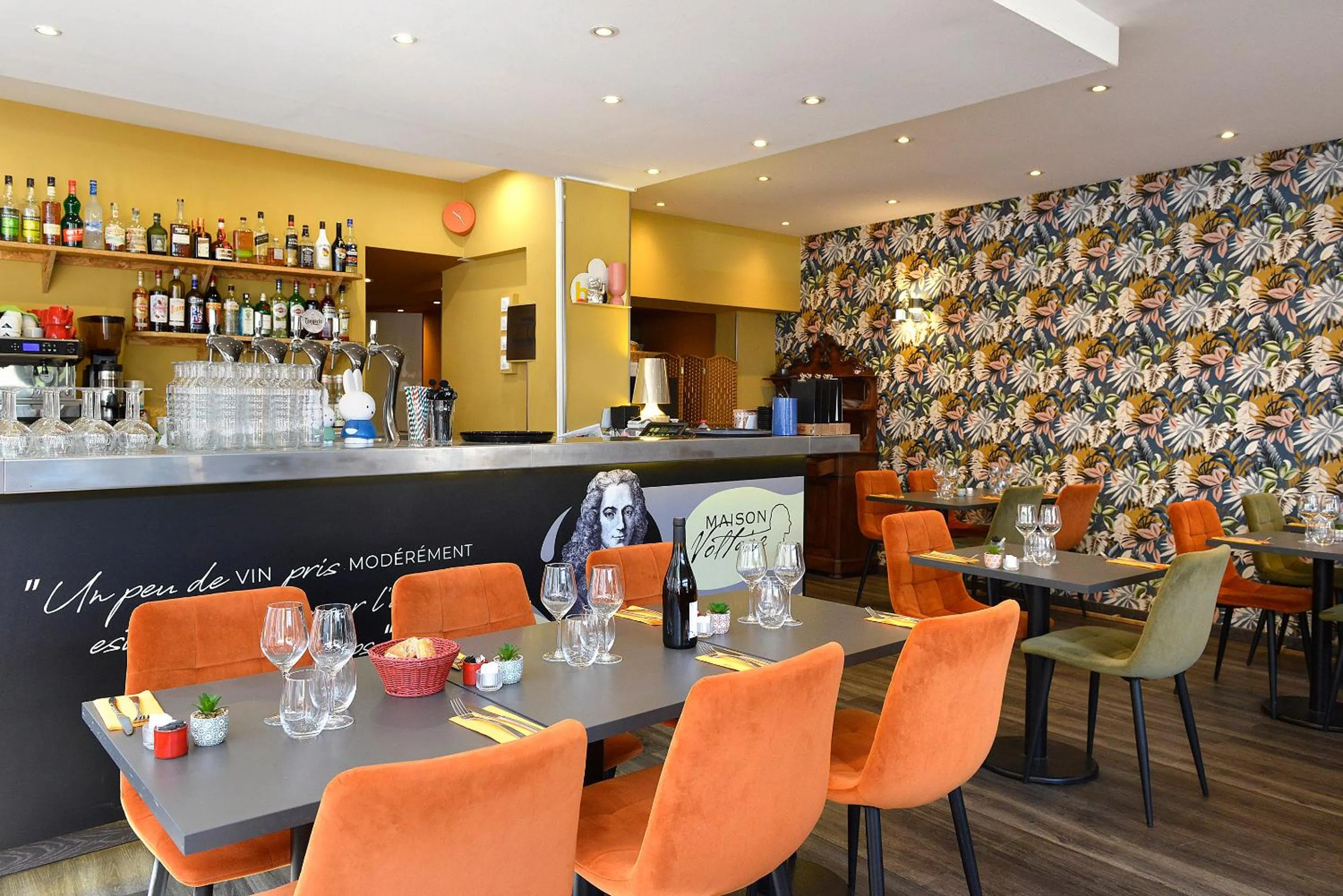 Restaurant/places to eat in Logis Hôtel Restaurant Maison Voltaire