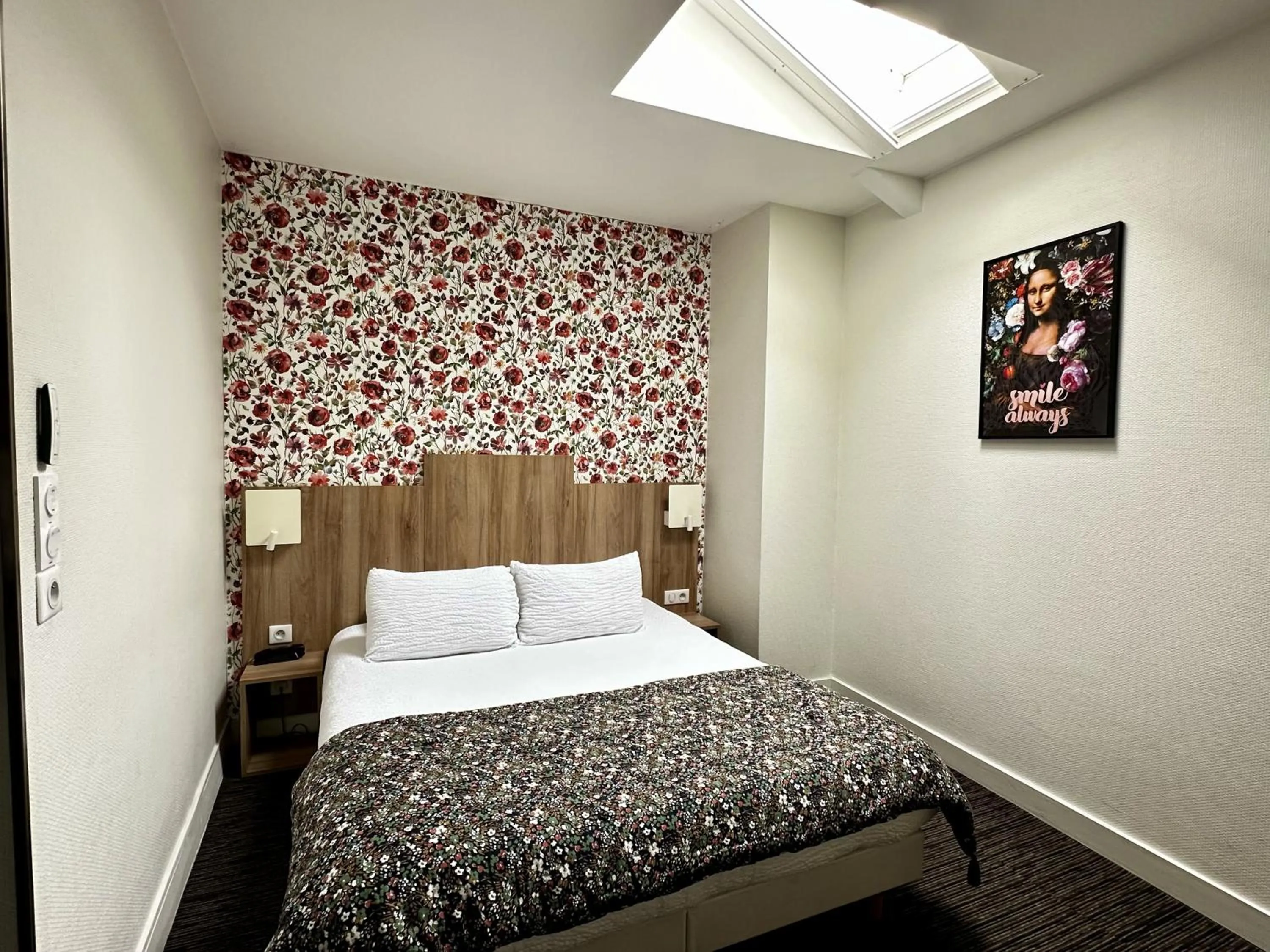 Bed in Logis Hôtel Maison Voltaire