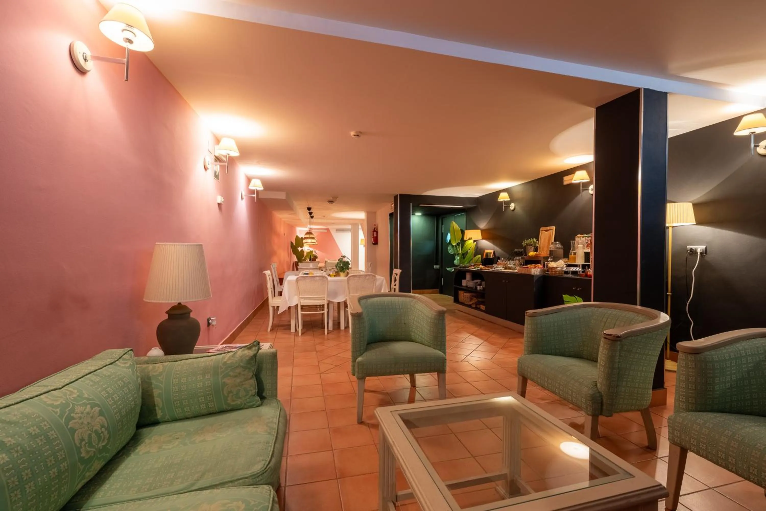 TV and multimedia in I AM La Posada Hotel and Apartment