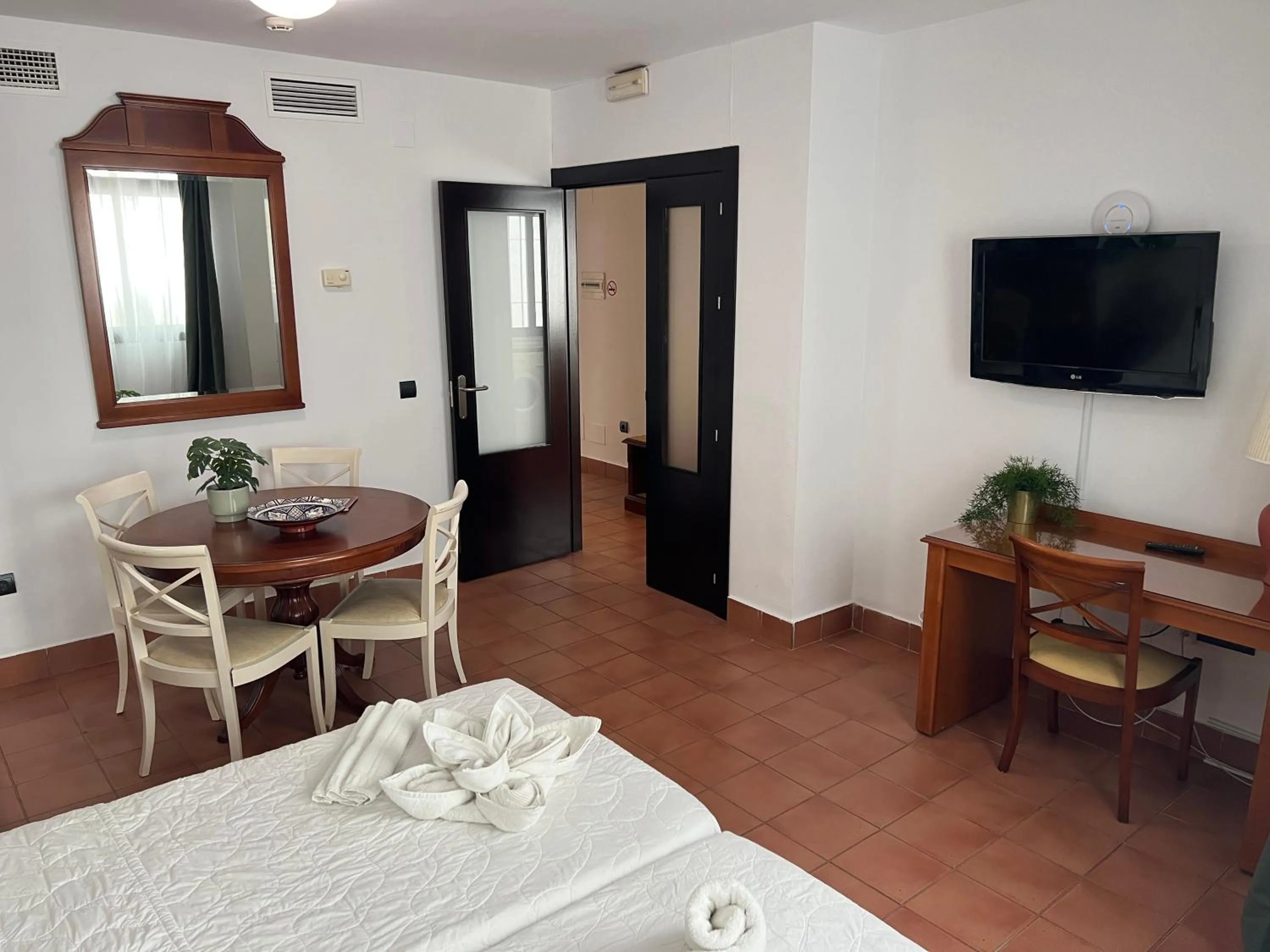 Dining area, Bed in I AM La Posada Hotel and Apartment