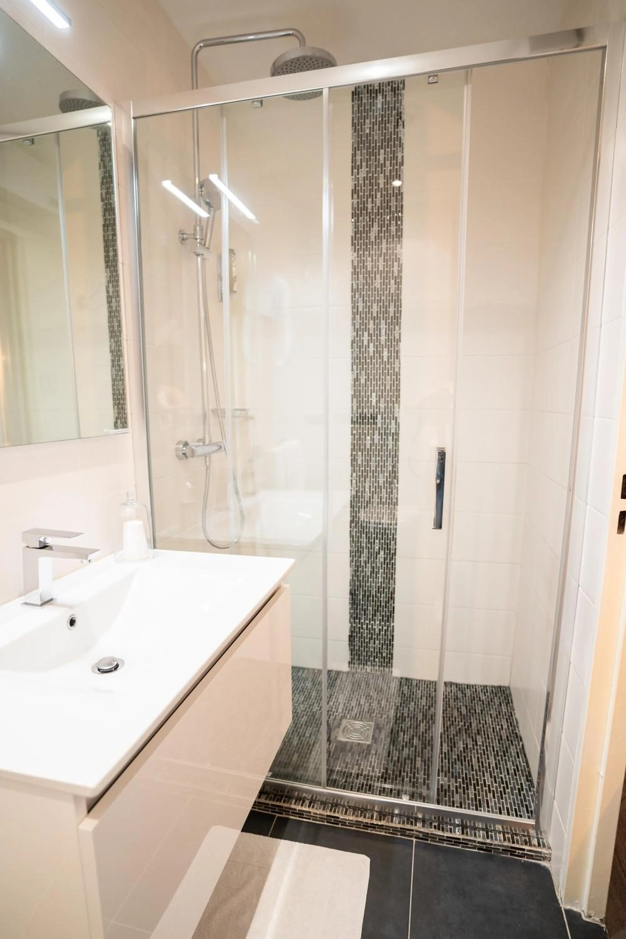 Shower in Logis Hôtel La Fenière