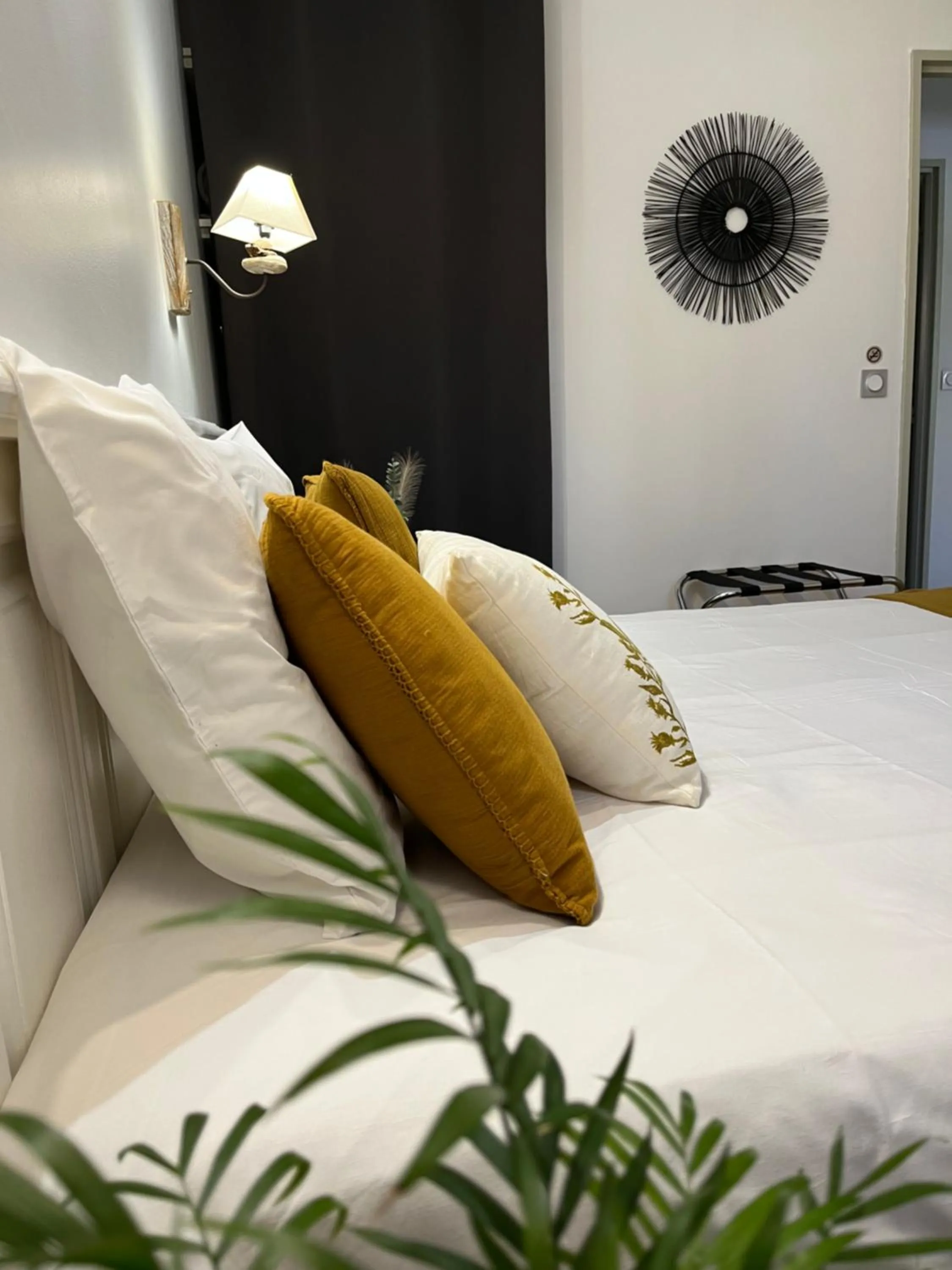 Pool view, Bed in Logis Hôtel La Fenière