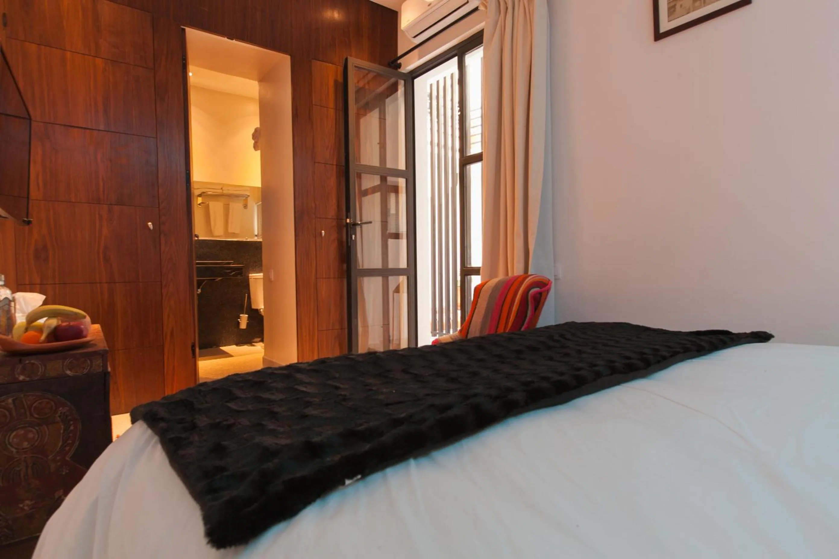 Photo of the whole room, Bed in Riad Zebrakaro