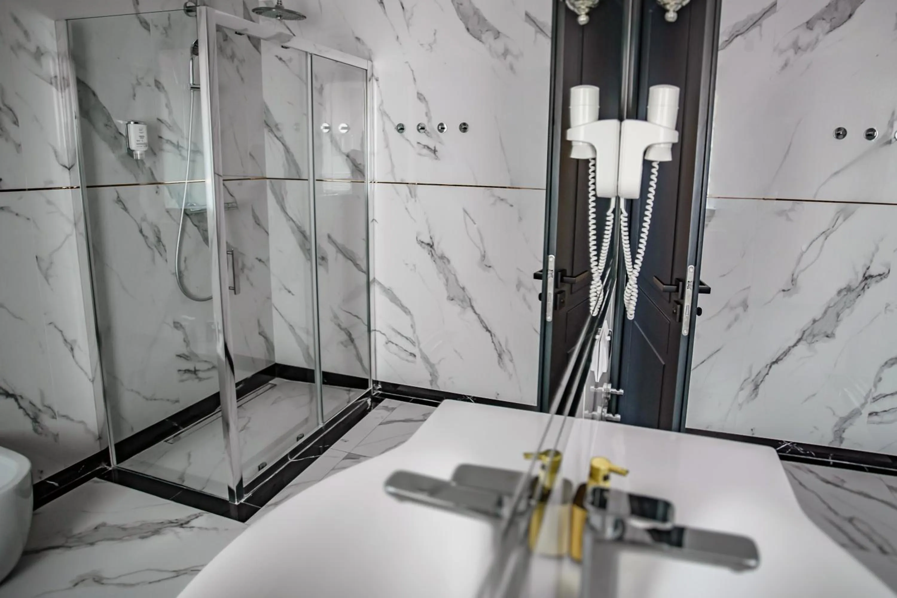 Shower in Prawdzic Family Resort & Wellness