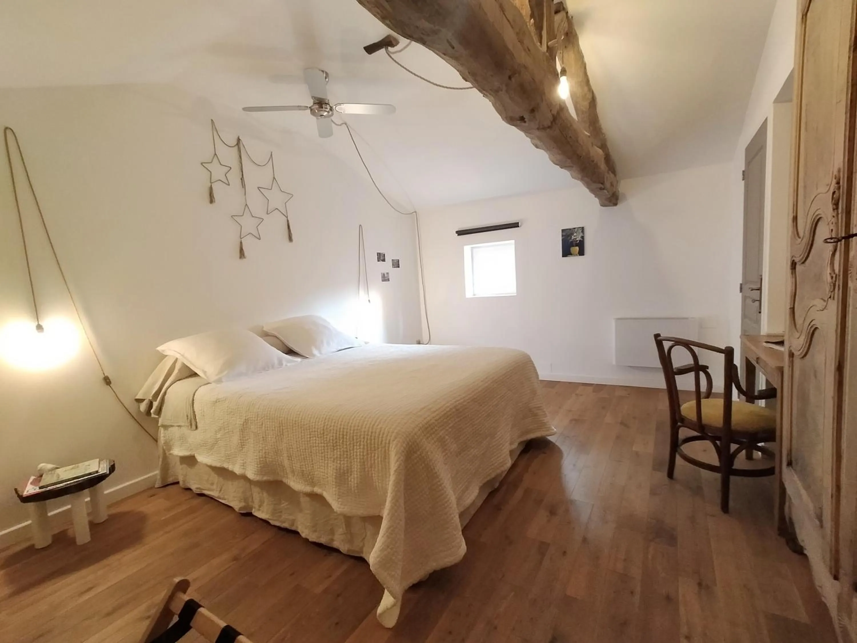 Bedroom, Bed in les Didascalies