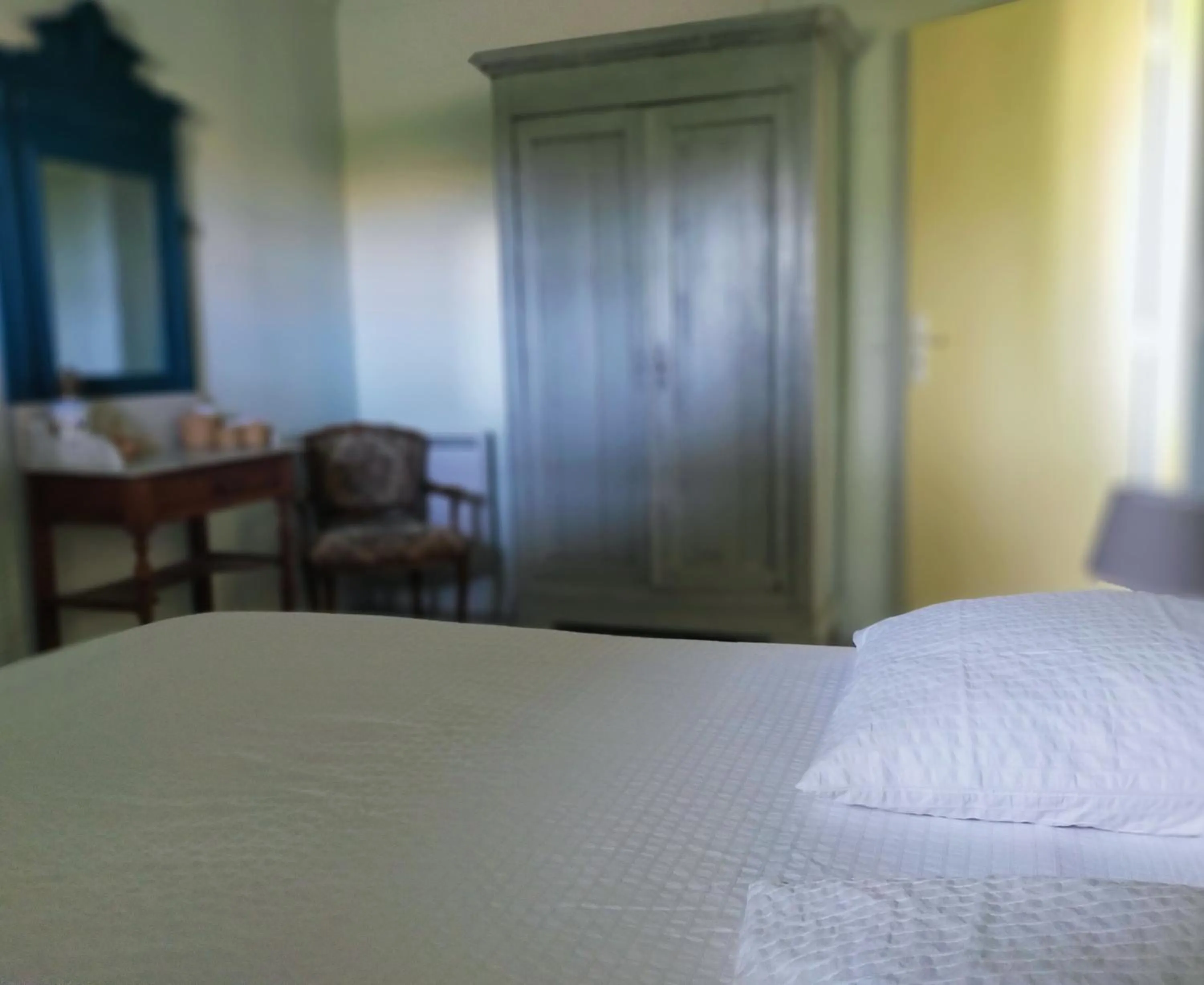 Bedroom, Bed in les Didascalies