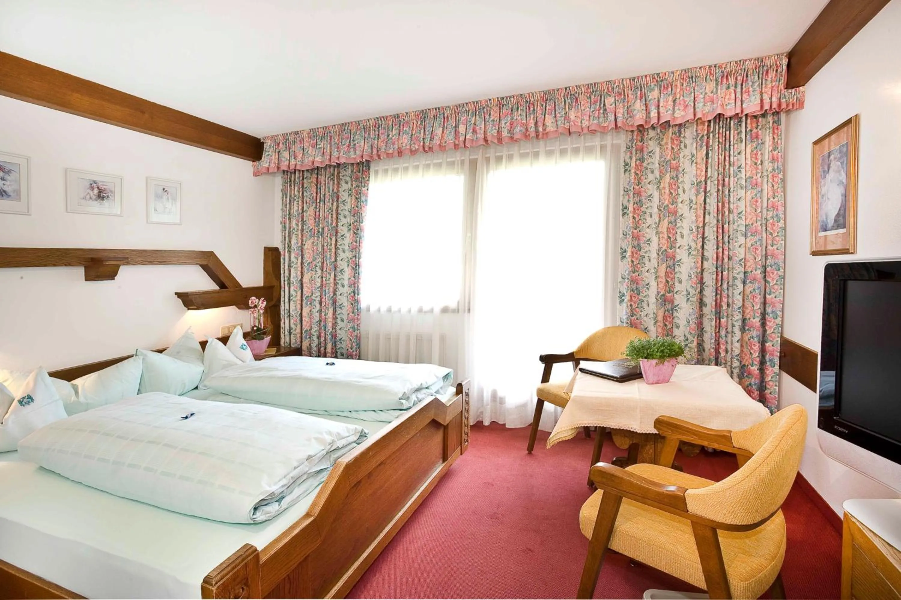 Seating area, Bed in Alpenhotel Fernau