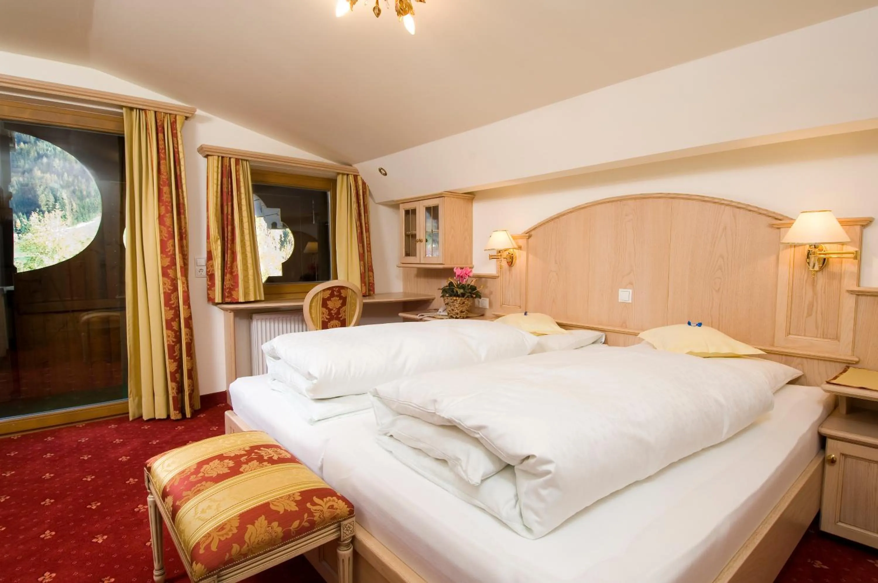 Seating area, Bed in Alpenhotel Fernau