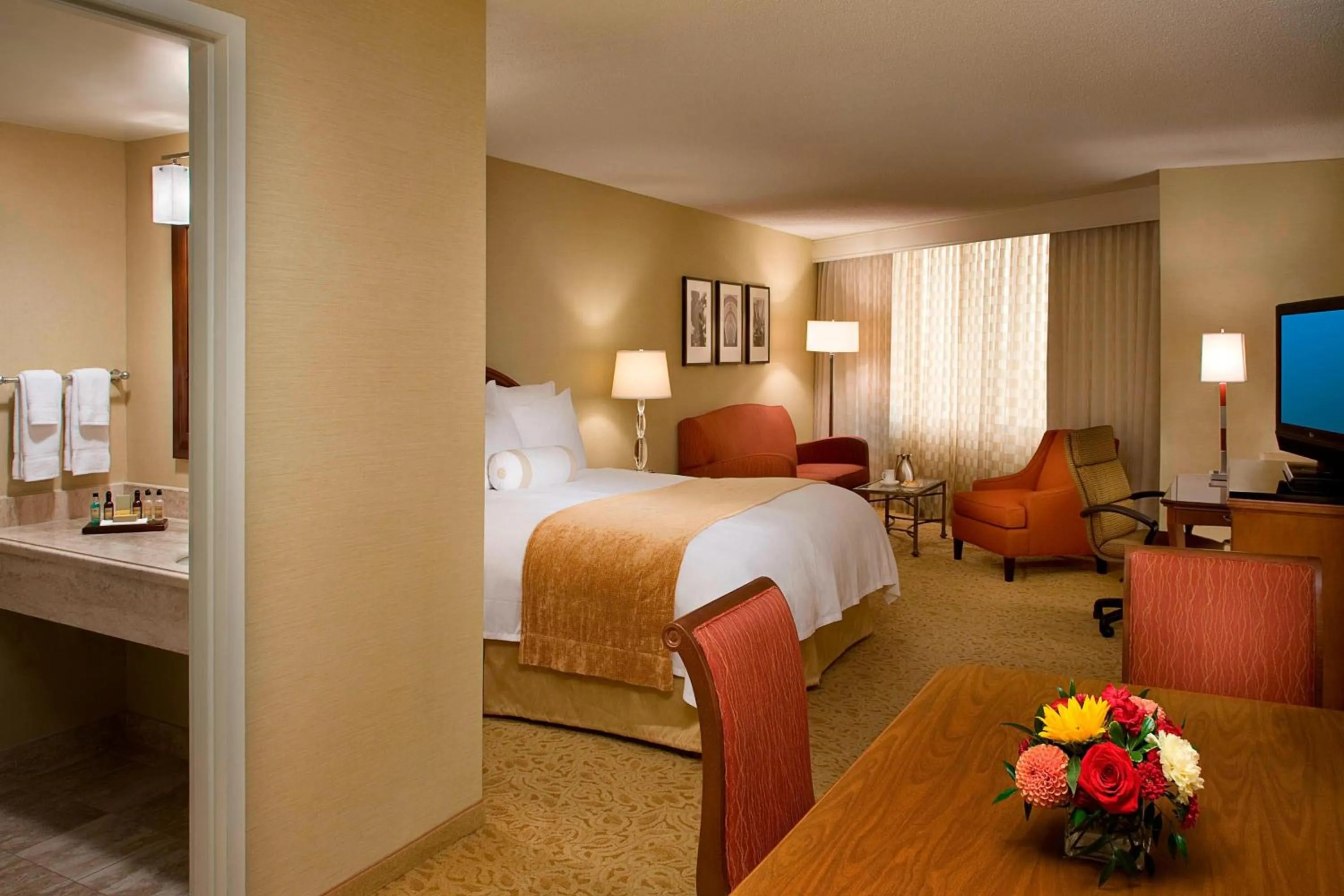 Photo of the whole room, Bed in Toronto Airport Marriott Hotel