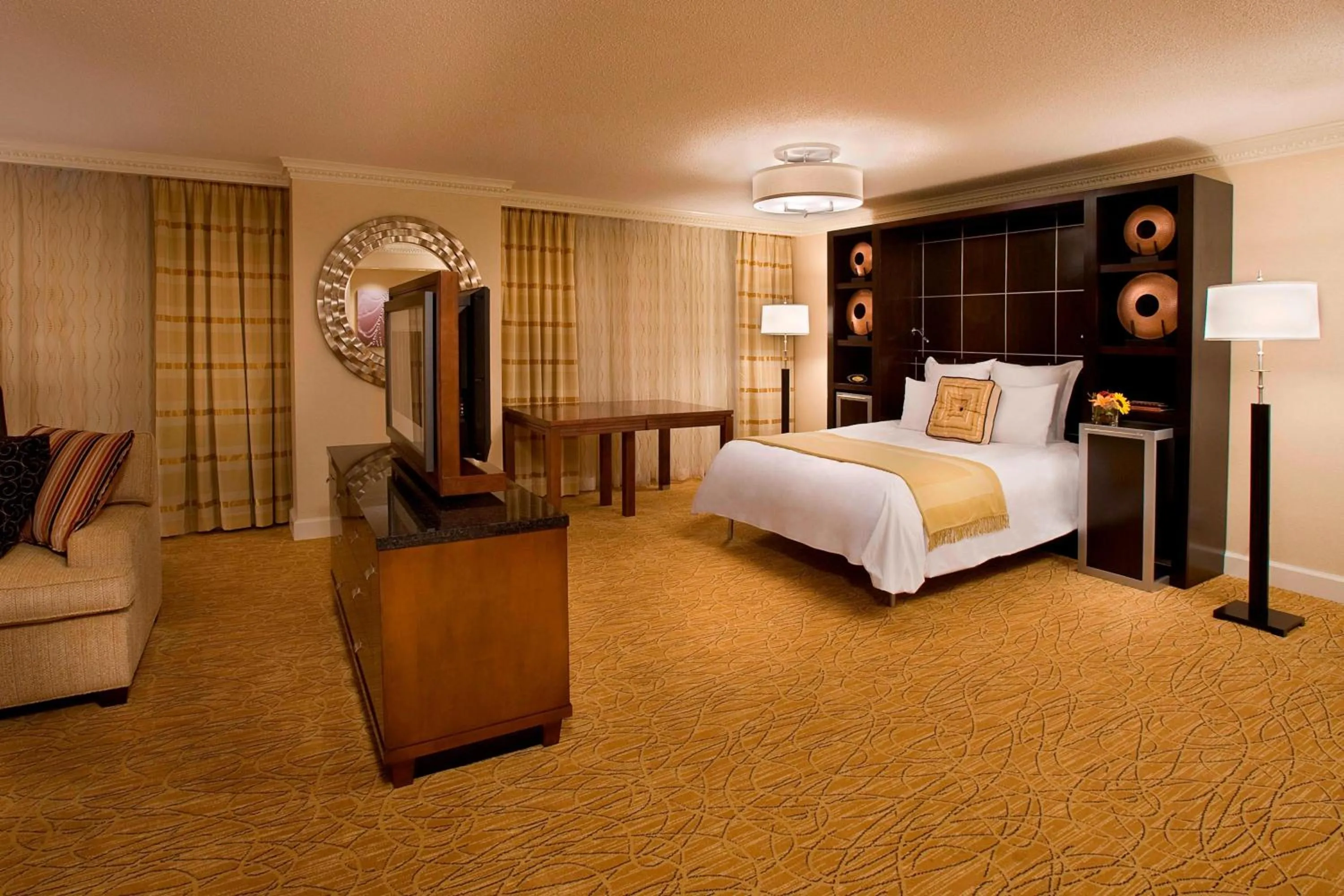 Photo of the whole room, Bed in Toronto Airport Marriott Hotel
