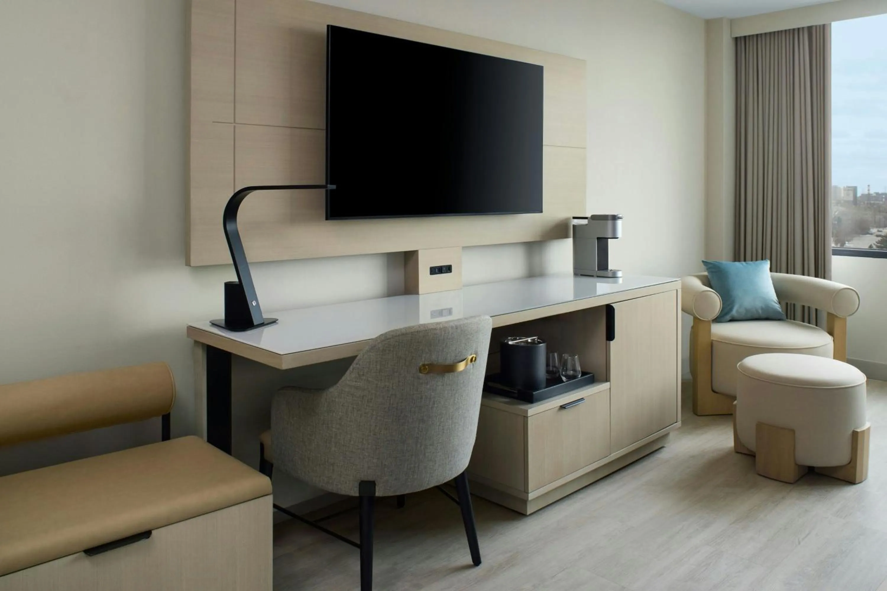 Photo of the whole room in Toronto Airport Marriott Hotel