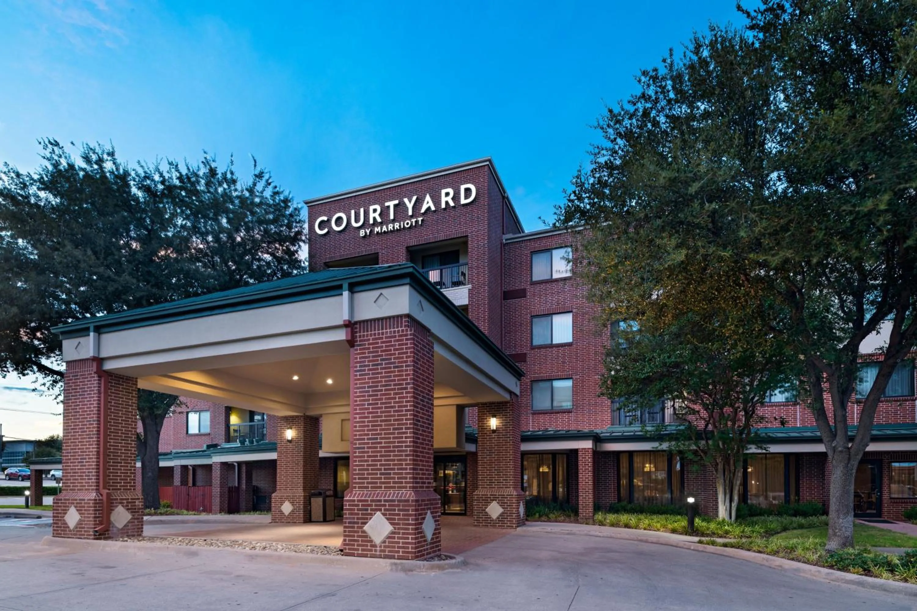 Property building in Courtyard Dallas DFW Airport South/Irving