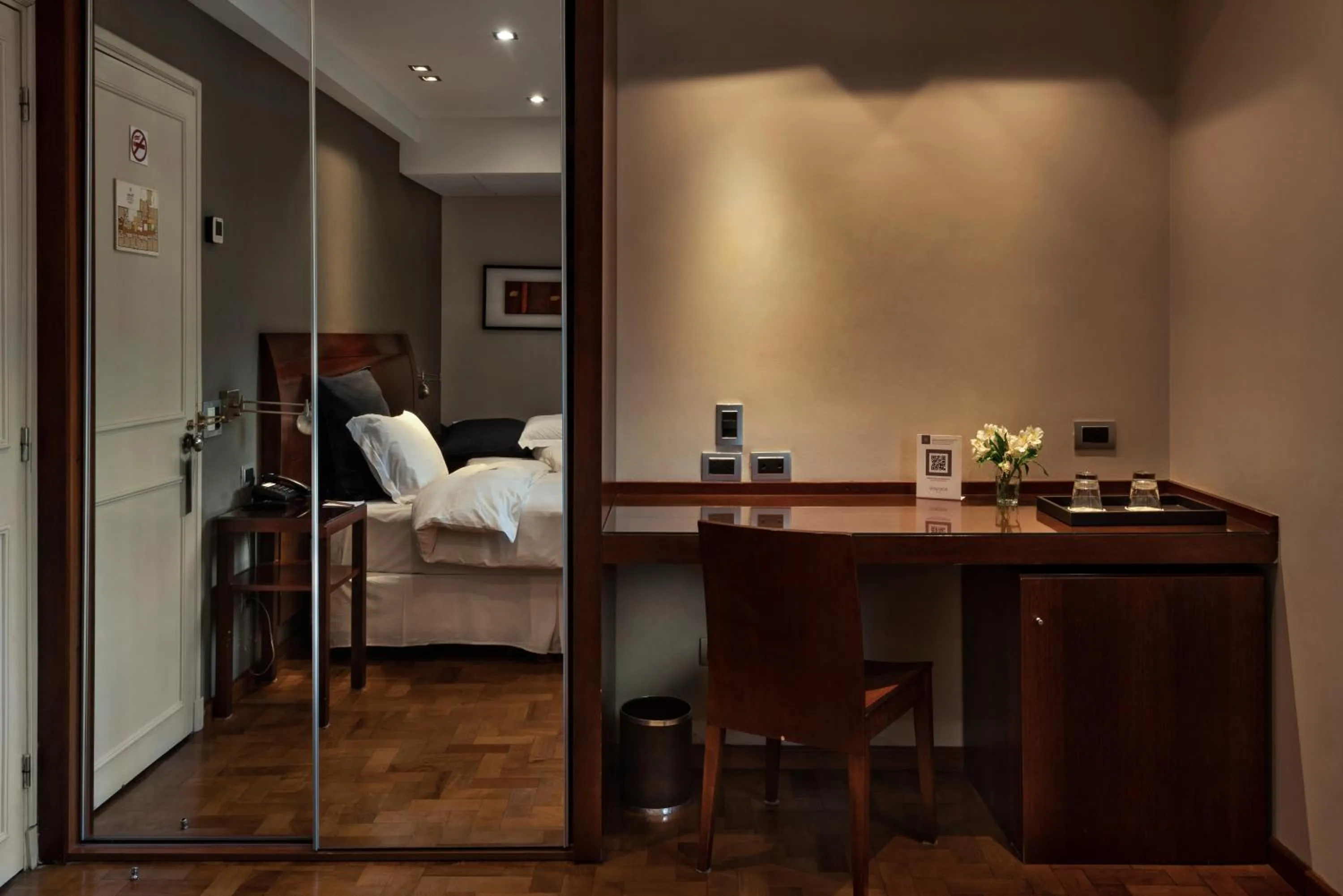 Seating area, Bed in Windsor Hotel