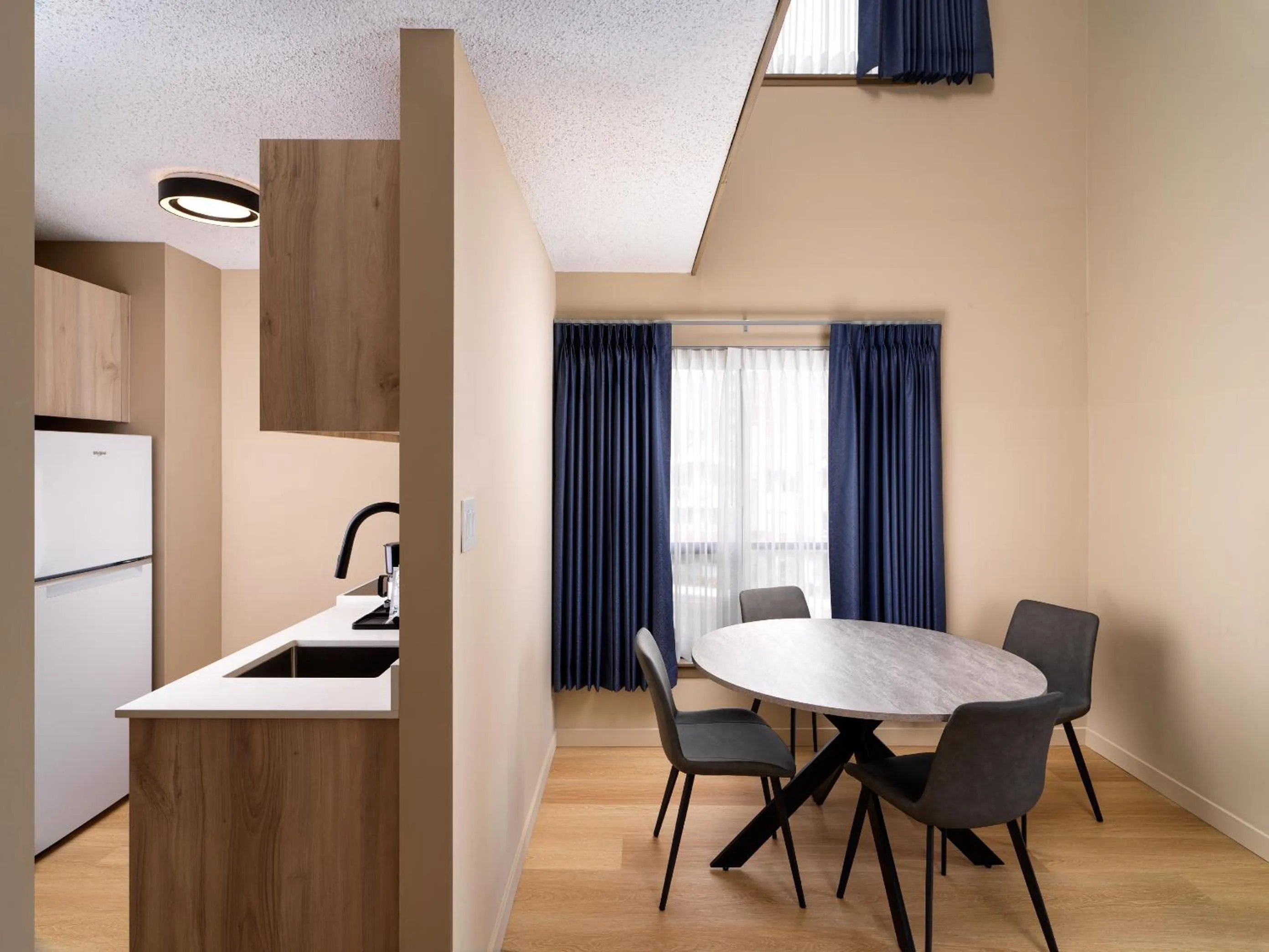 Kitchen or kitchenette in Huntingdon Hotel and Suites