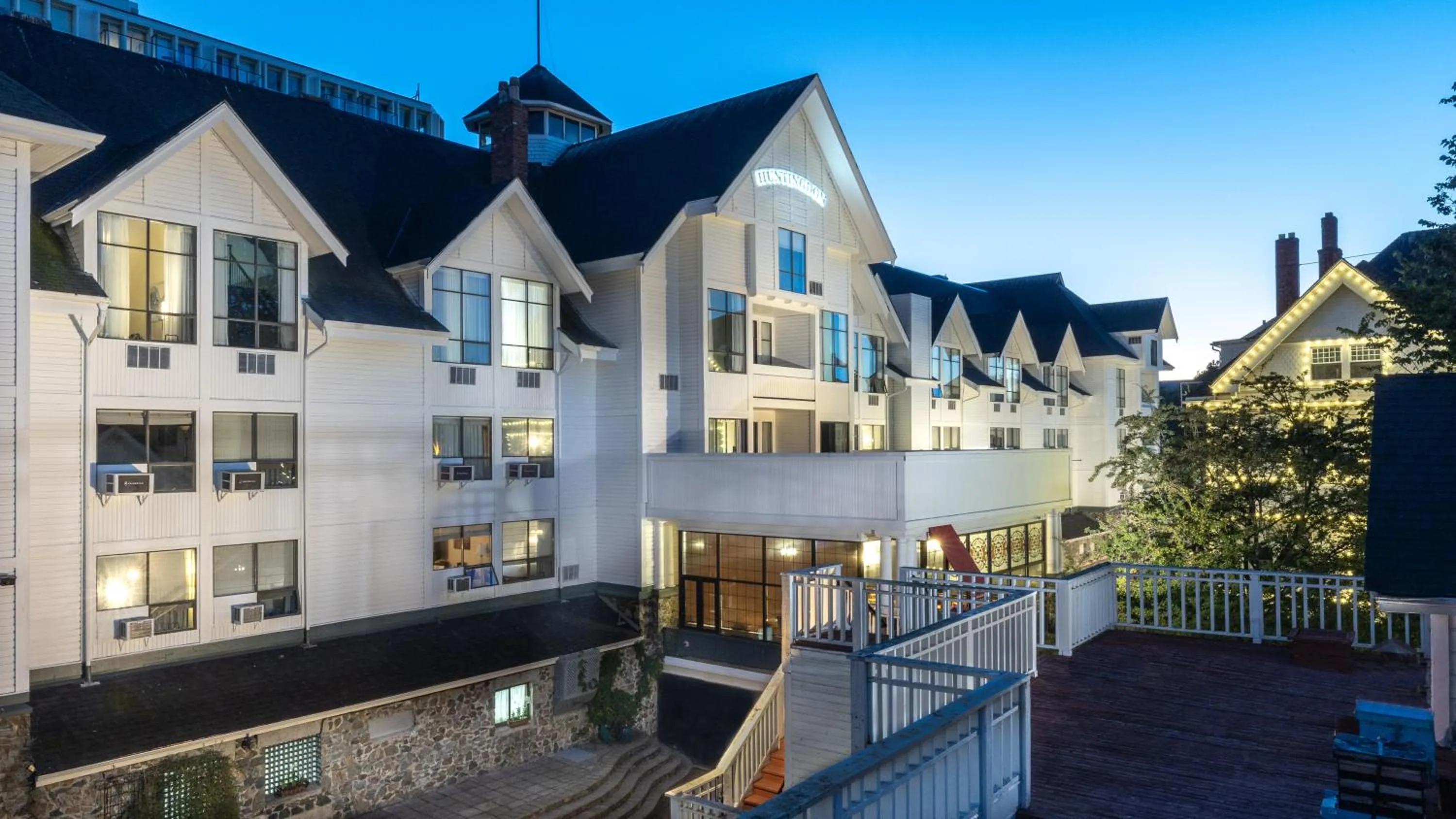 Property building in Huntingdon Hotel and Suites