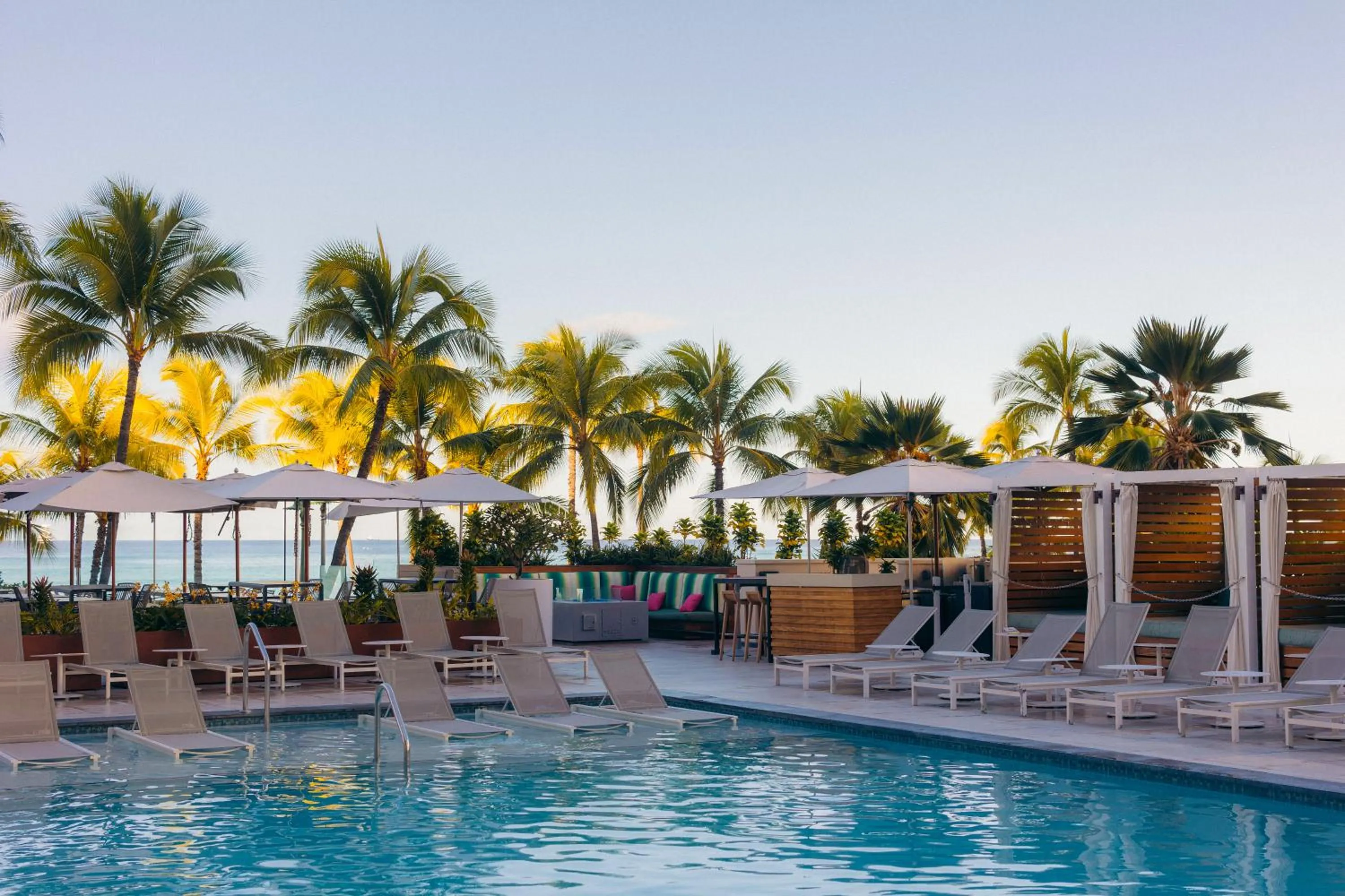 Swimming pool in Waikiki Beach Marriott Resort & Spa