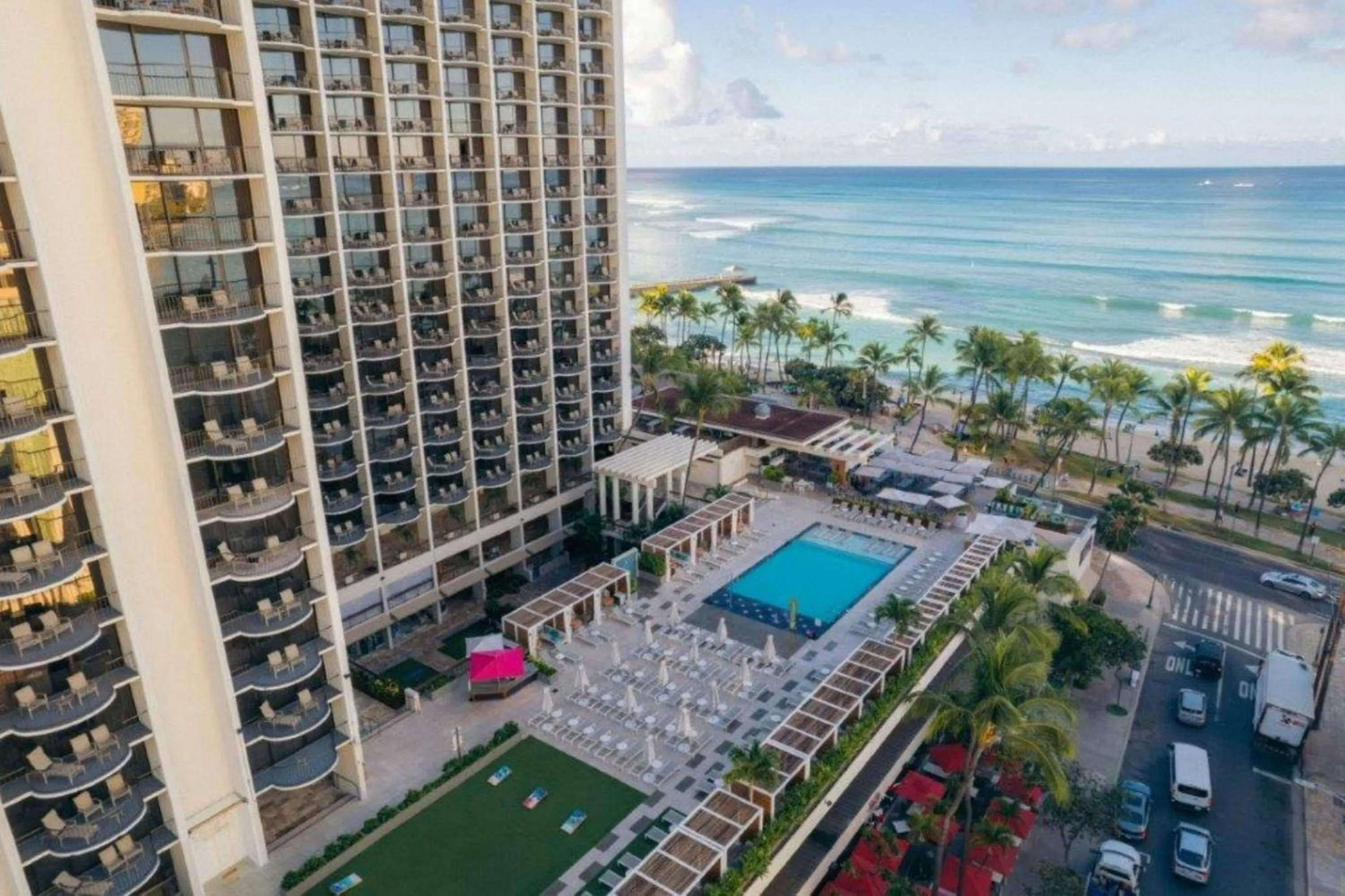 Swimming pool in Waikiki Beach Marriott Resort & Spa
