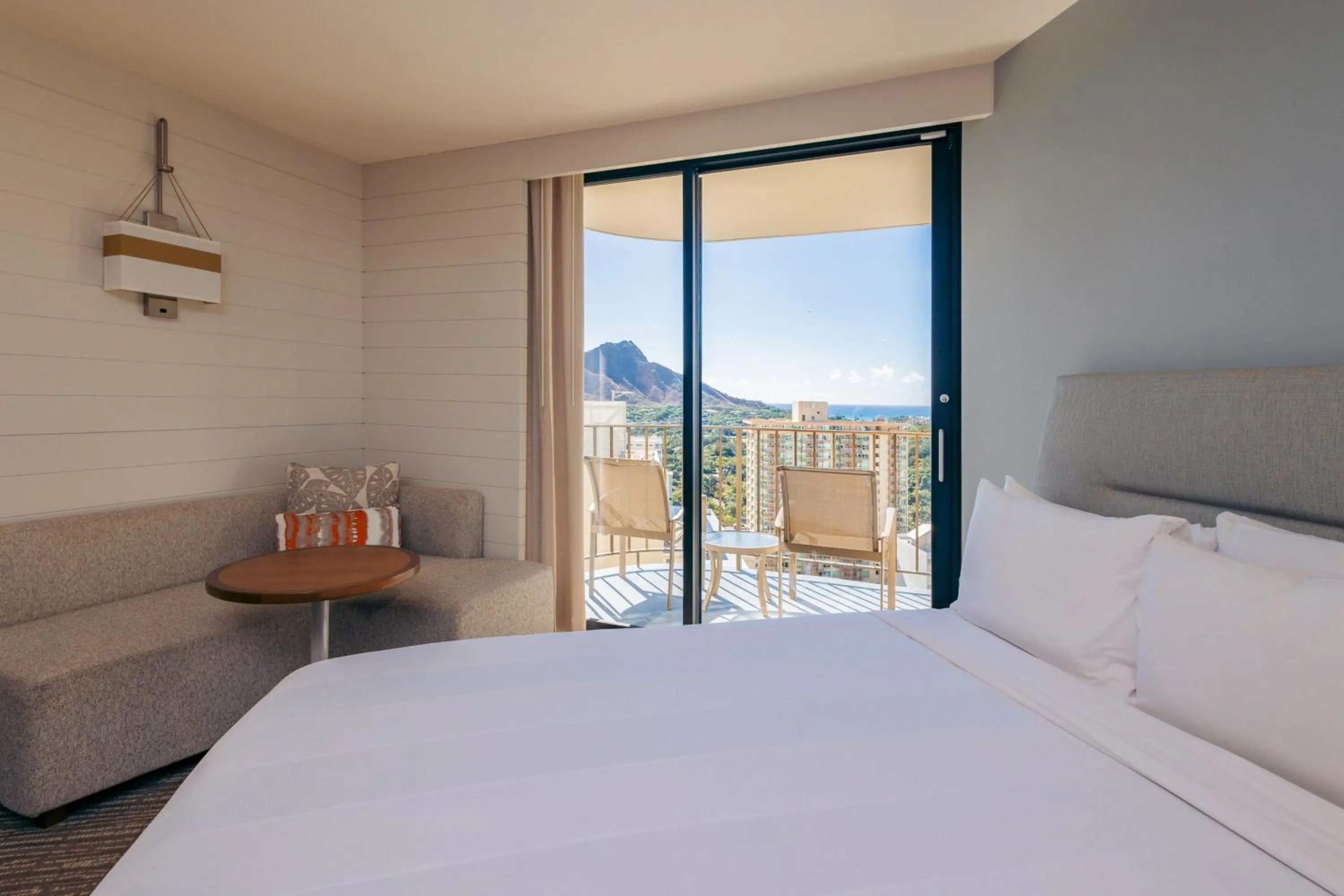 Photo of the whole room, Bed in Waikiki Beach Marriott Resort & Spa