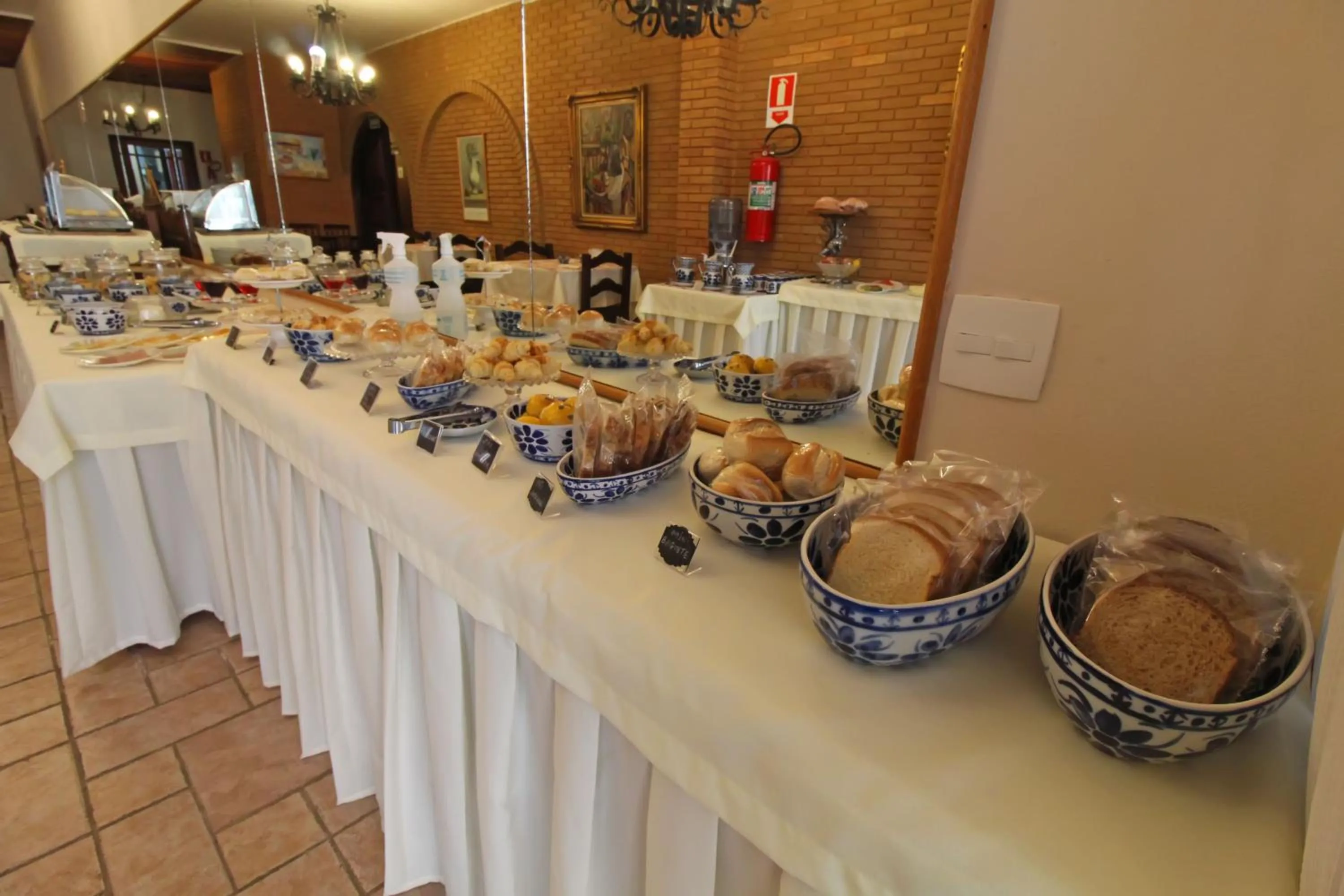 Buffet breakfast in Pousada Villa Capivary Campos do Jordão