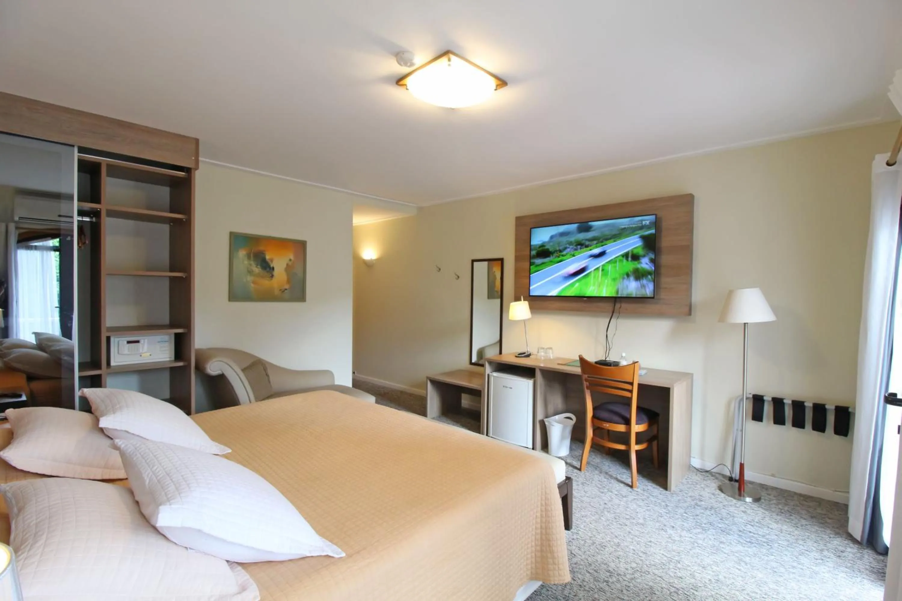 Hot Tub, Bed in Pousada Villa Capivary Campos do Jordão