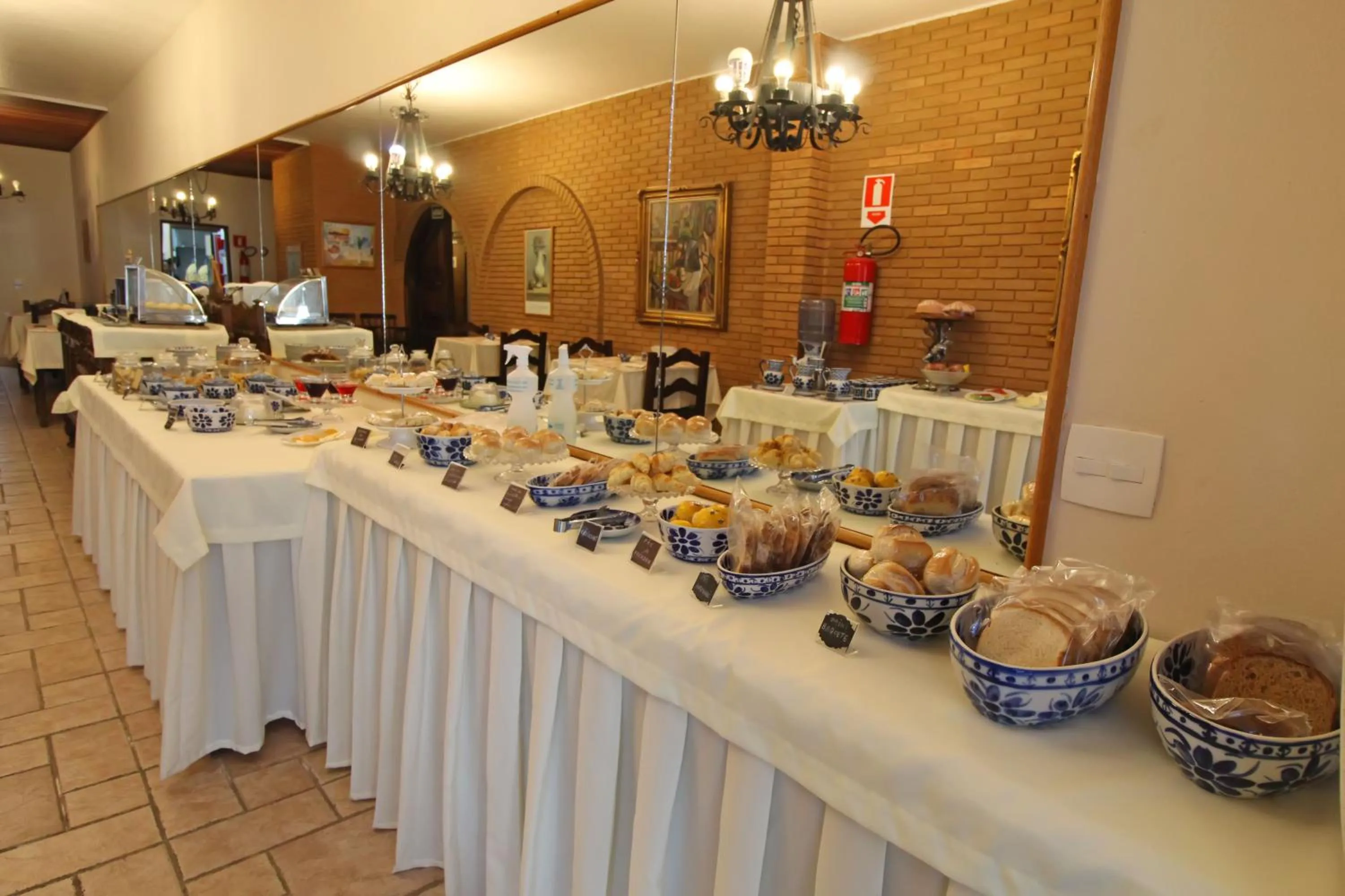 Buffet breakfast in Pousada Villa Capivary Campos do Jordão