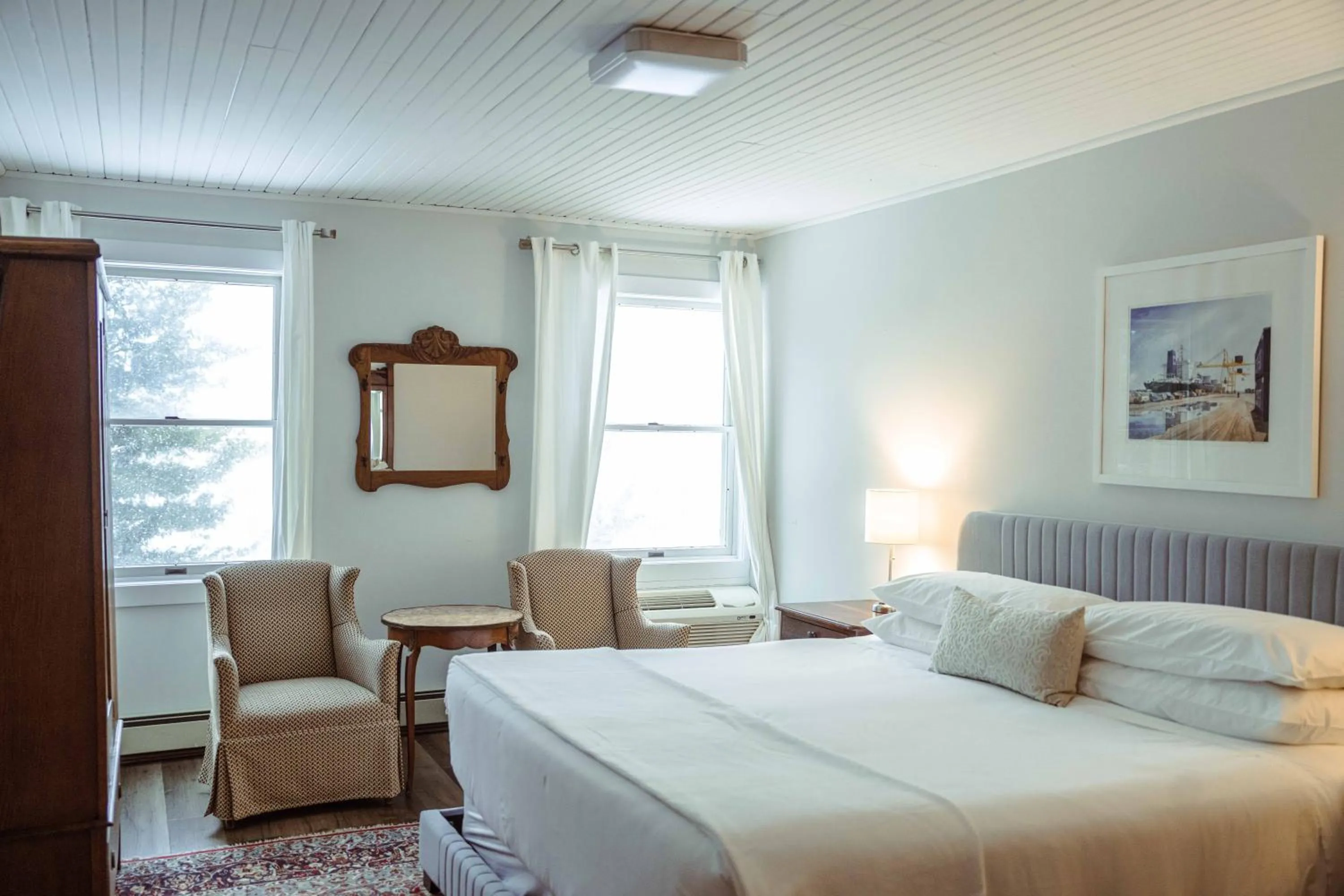 Photo of the whole room, Bed in South Landing Inn