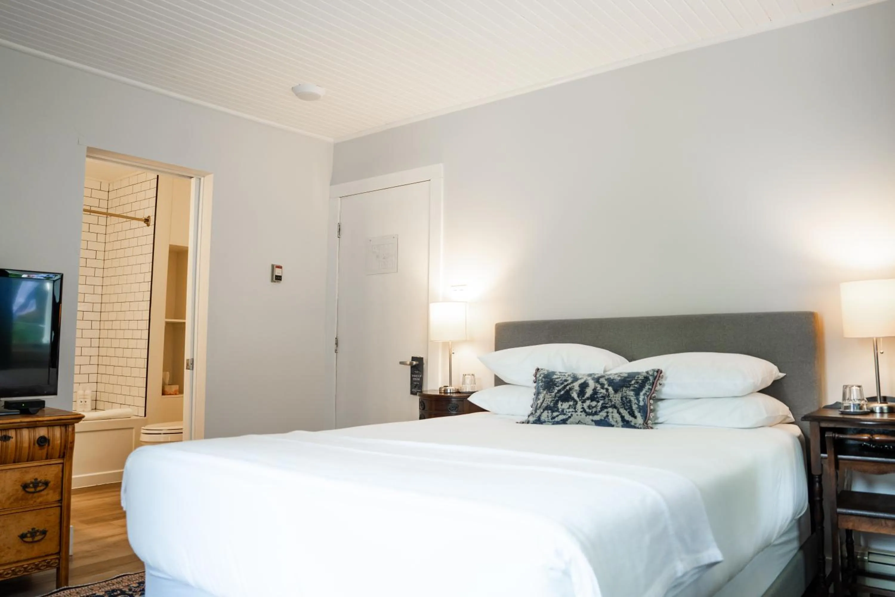 Photo of the whole room, Bed in South Landing Inn