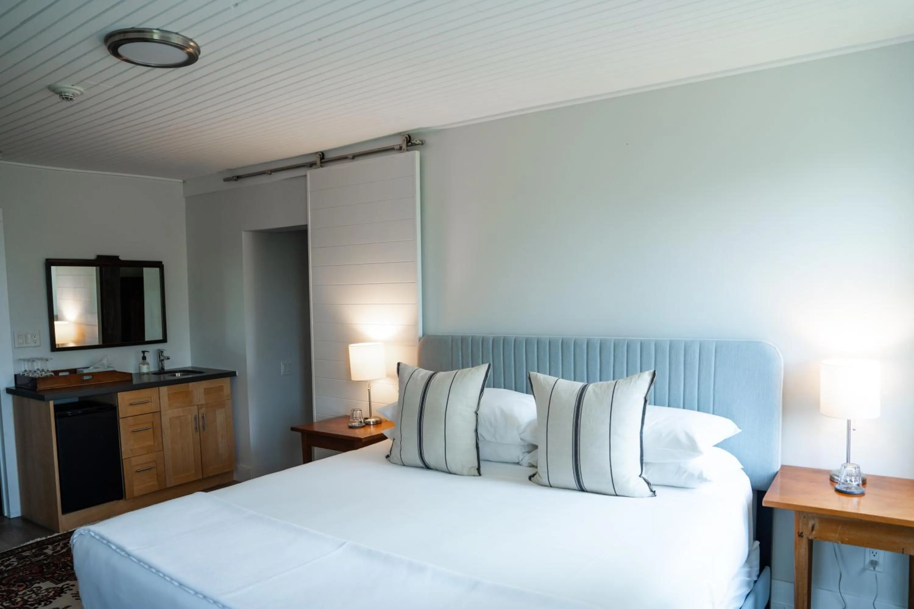 Bed in South Landing Inn