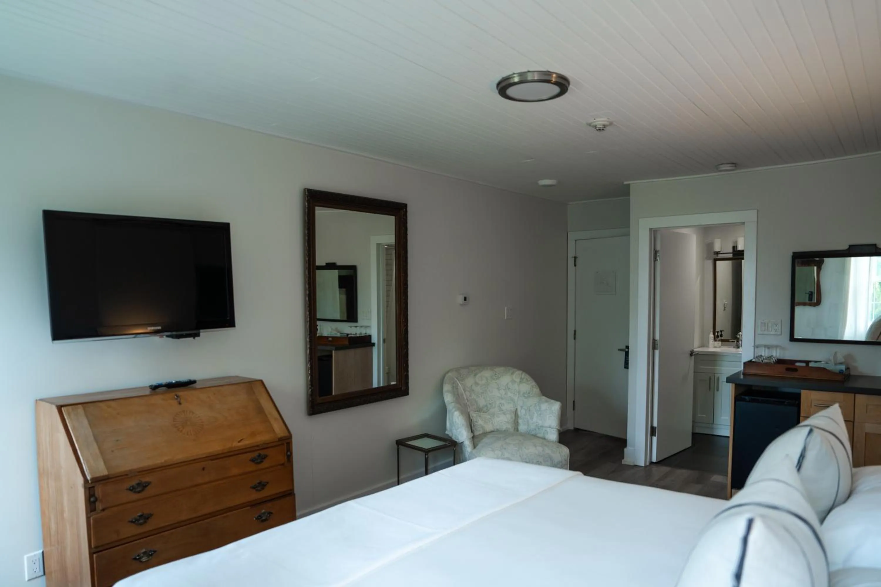 Bedroom, Bed in South Landing Inn