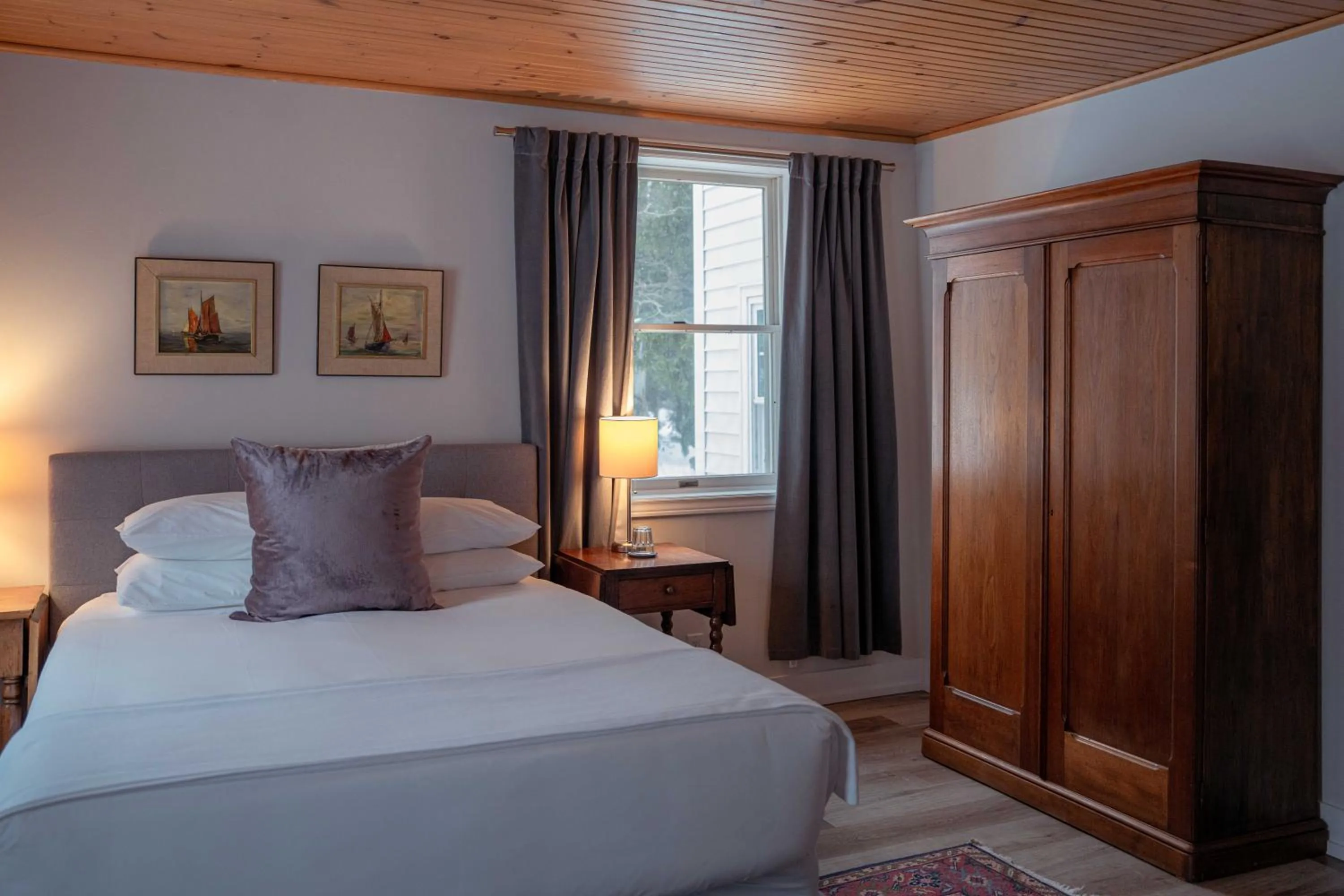 Bed in South Landing Inn