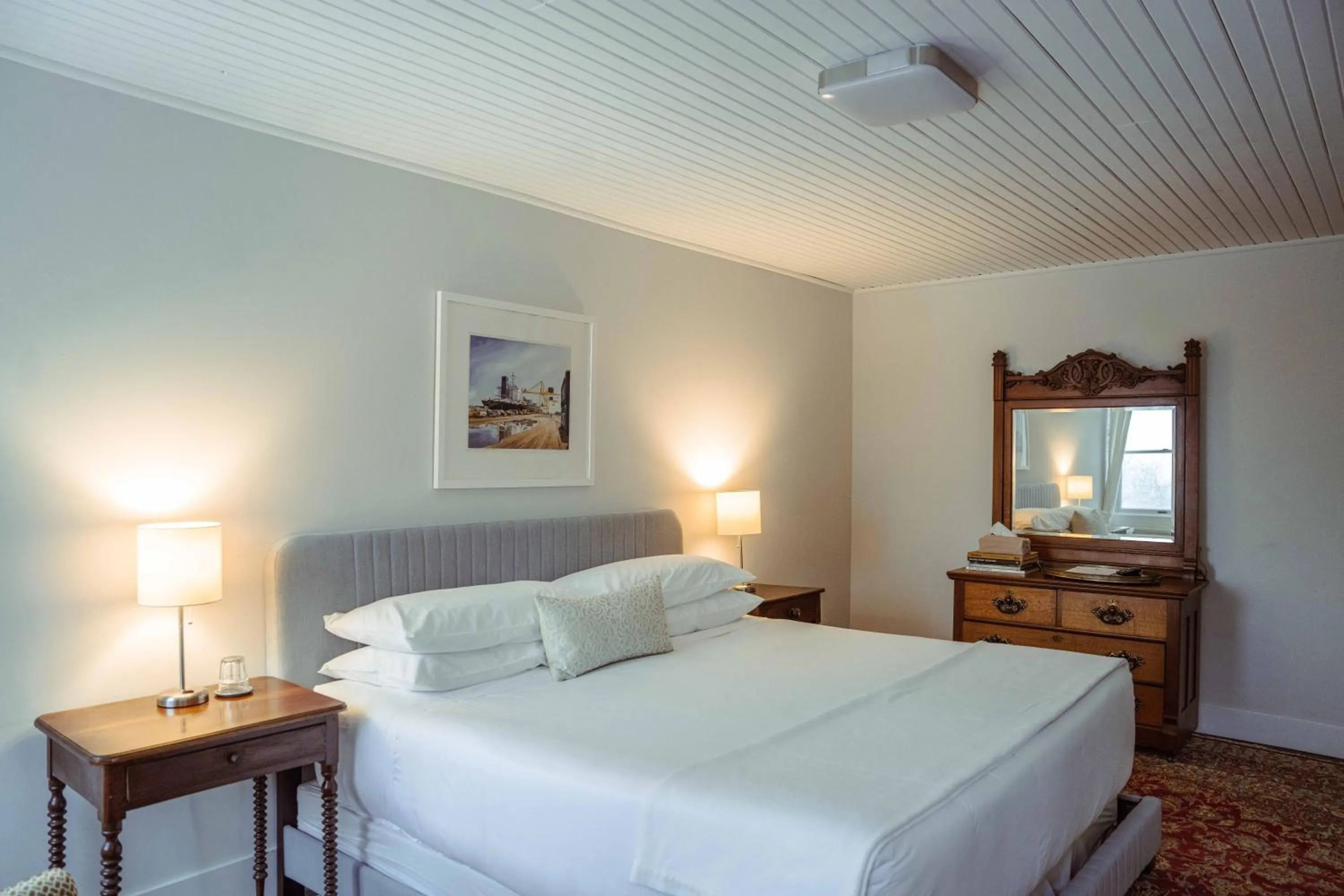 Bed in South Landing Inn