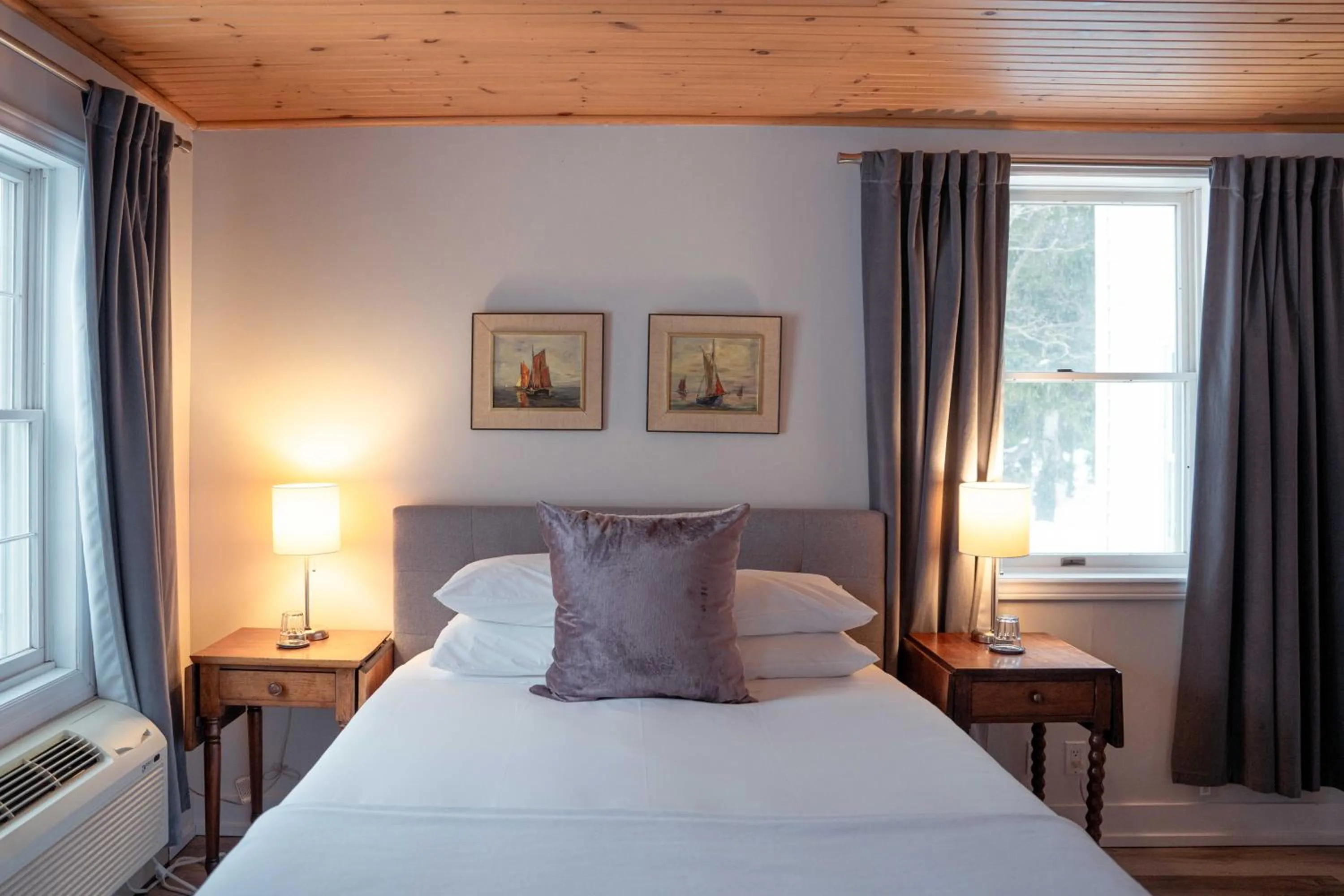 Bed in South Landing Inn