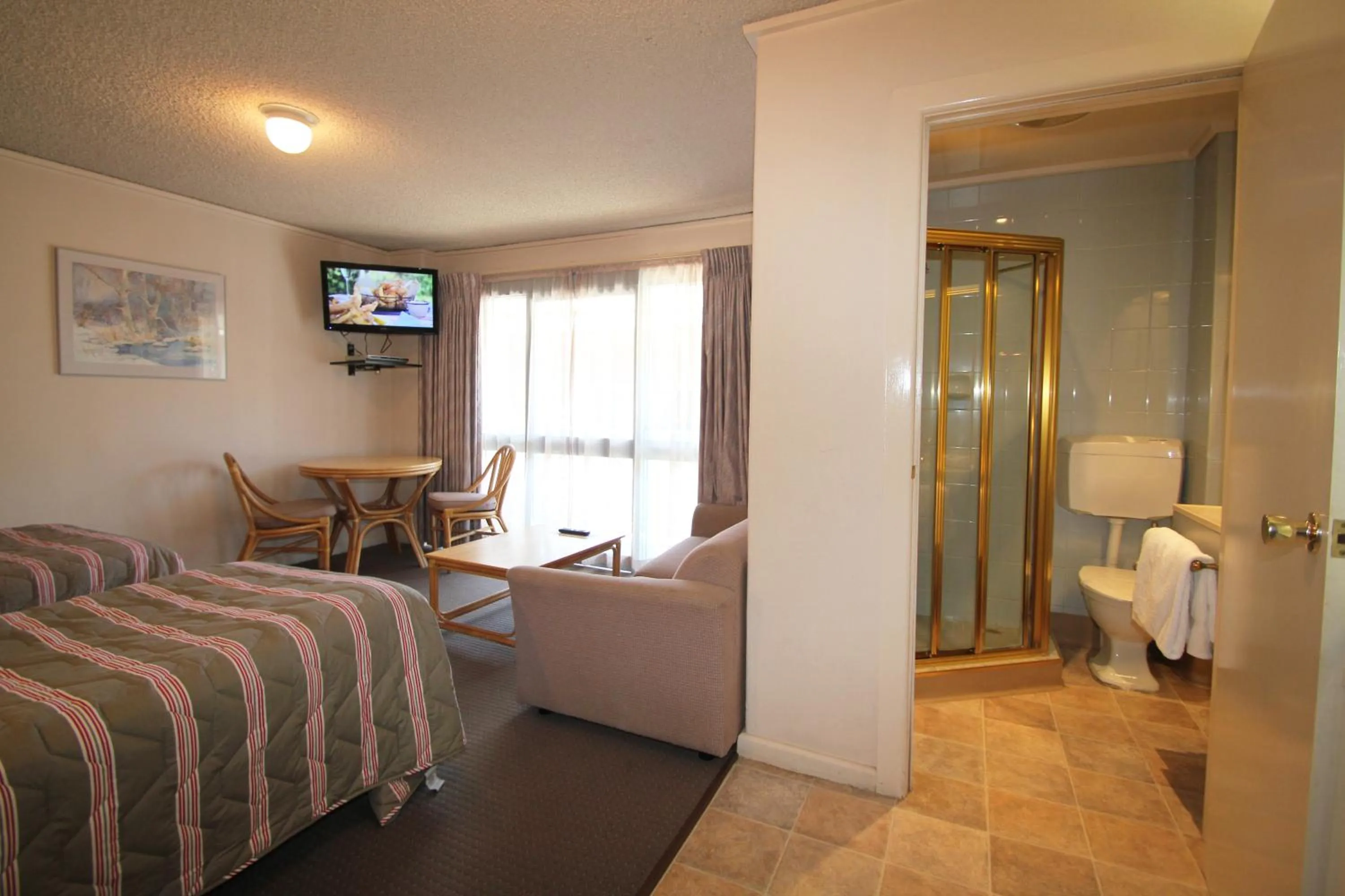 Bed in Beaumaris Bay Motel