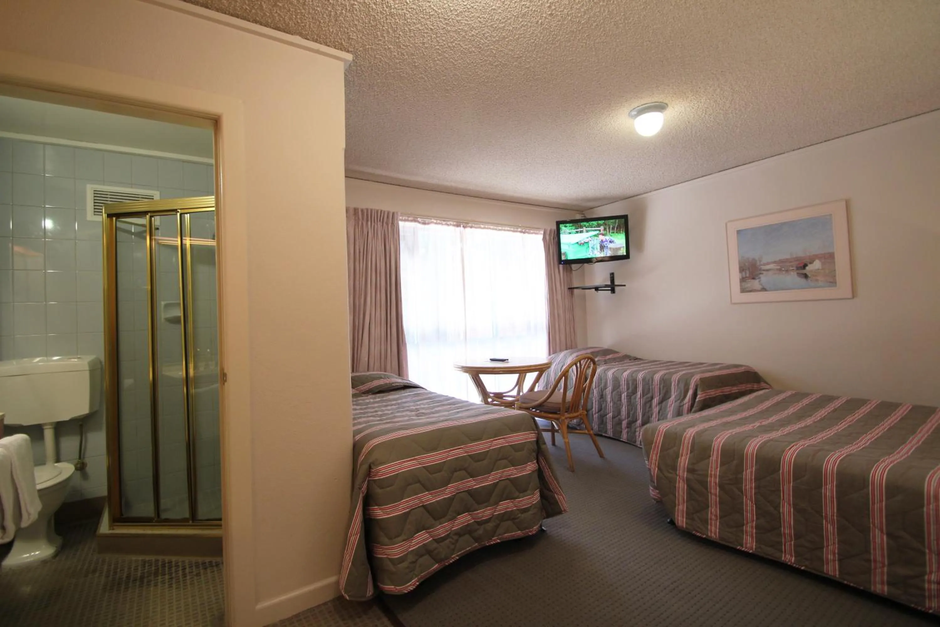 Bed in Beaumaris Bay Motel