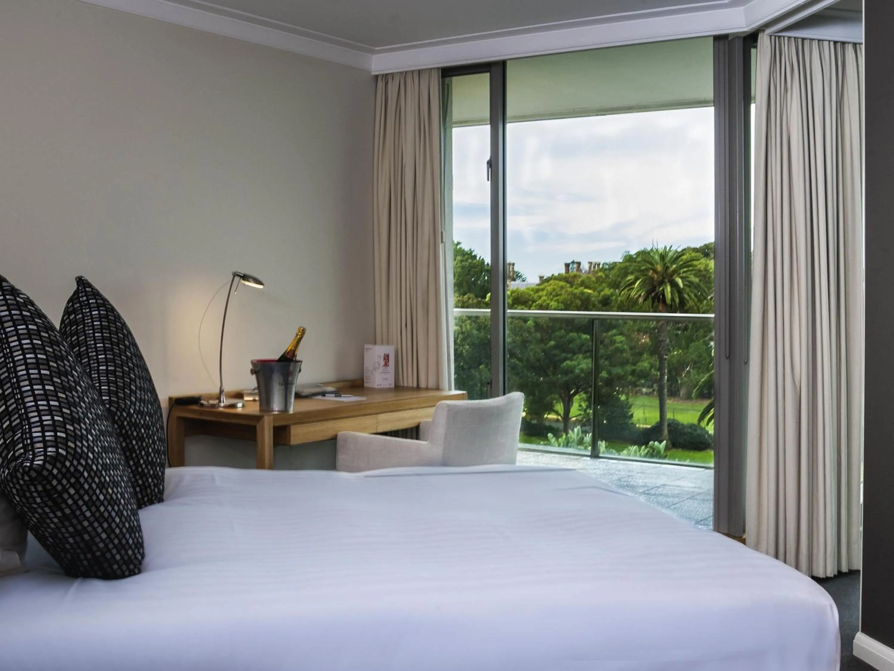 Bedroom, Bed in Pullman Quay Grand Sydney Harbour