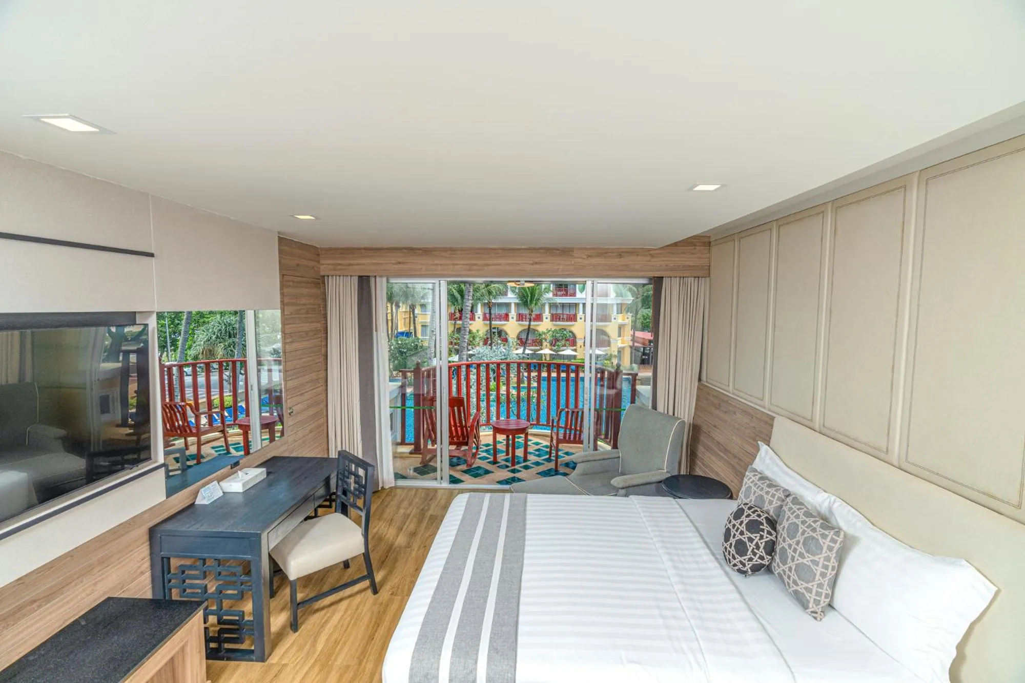 Bed in Phuket Graceland Resort and Spa