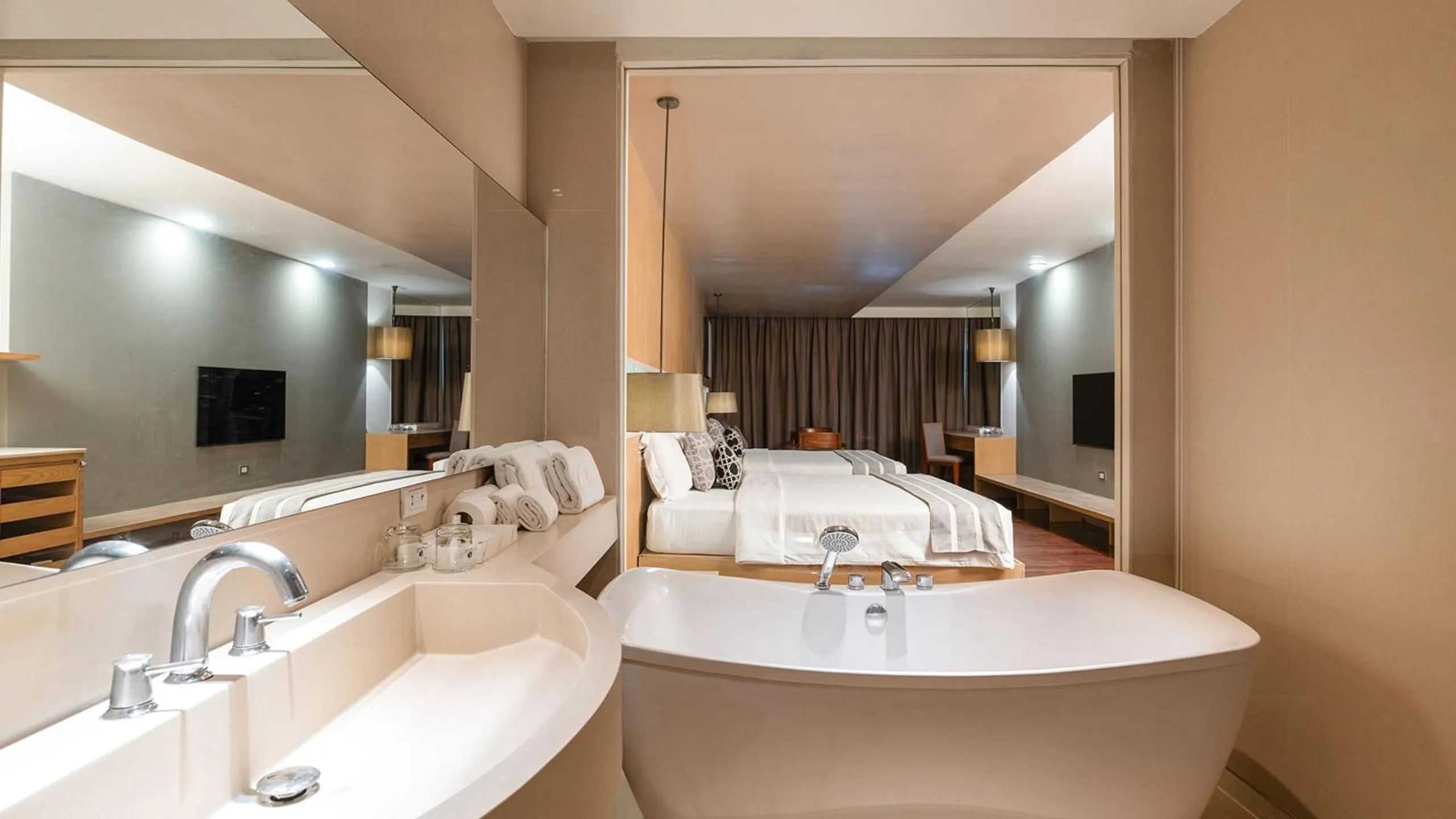 Bed in Phuket Graceland Resort and Spa