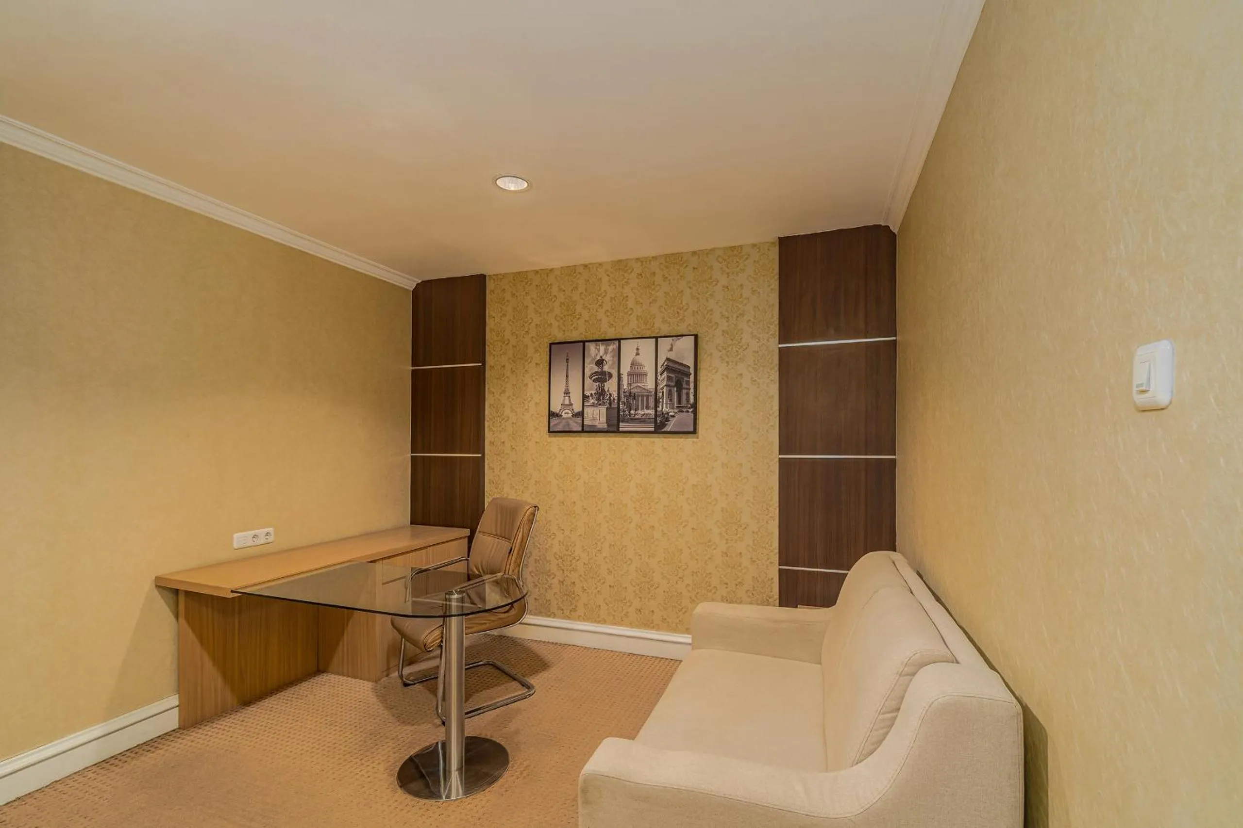 Living room in Surabaya Suites Hotel Powered by Archipelago