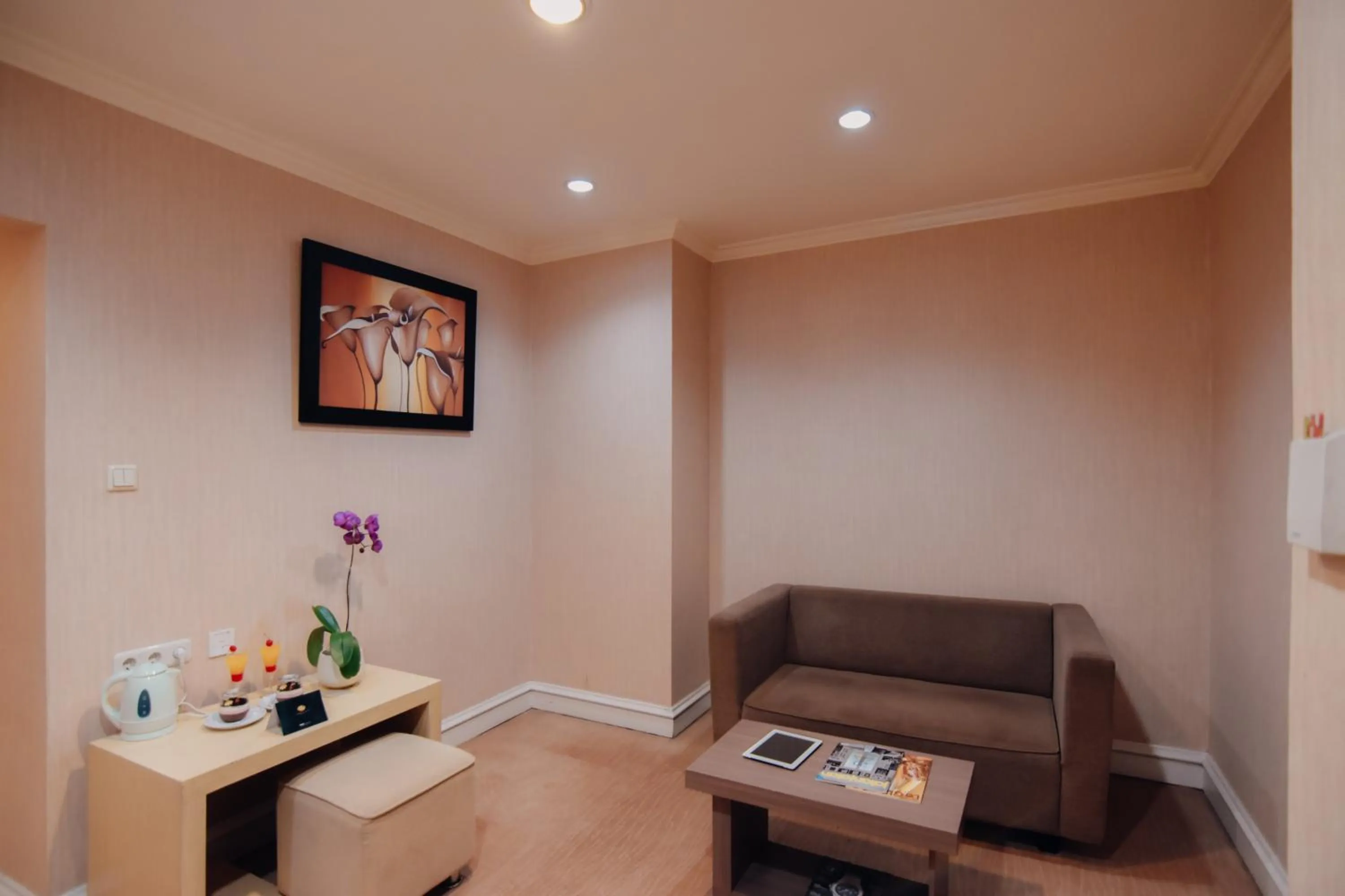 Living room in Surabaya Suites Hotel Powered by Archipelago