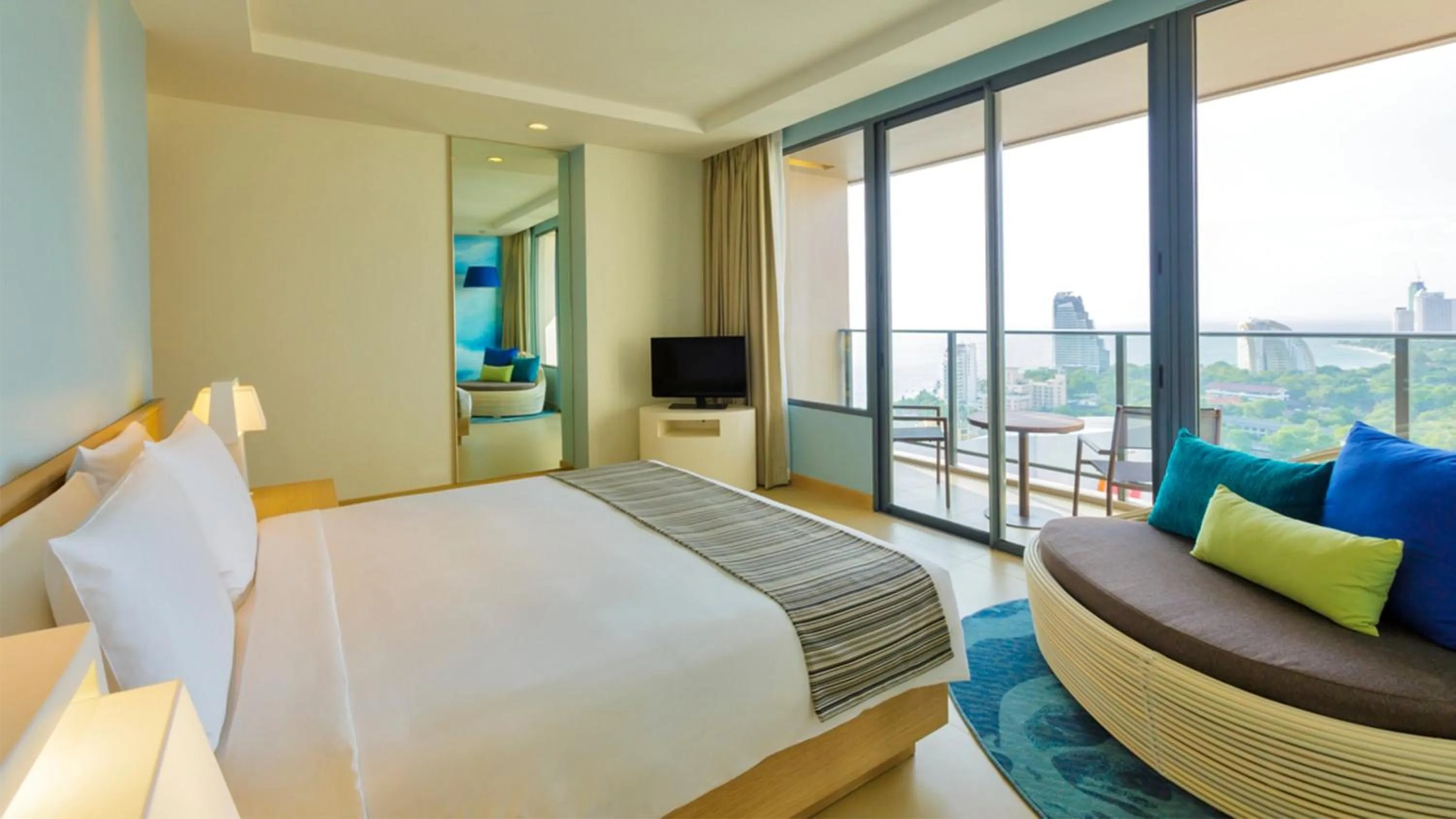 Photo of the whole room, Bed in Holiday Inn Pattaya by IHG