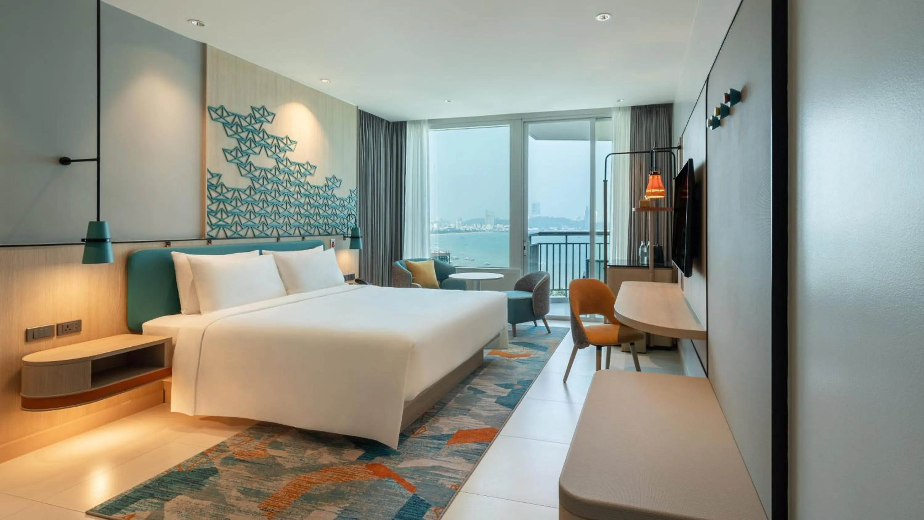 Photo of the whole room, Bed in Holiday Inn Pattaya by IHG