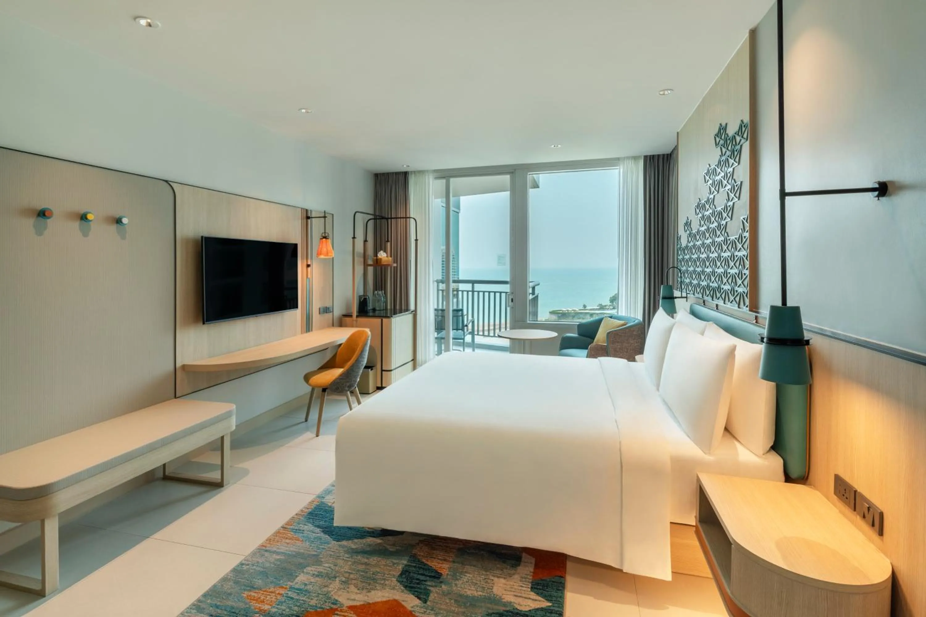 Photo of the whole room, Bed in Holiday Inn Pattaya by IHG