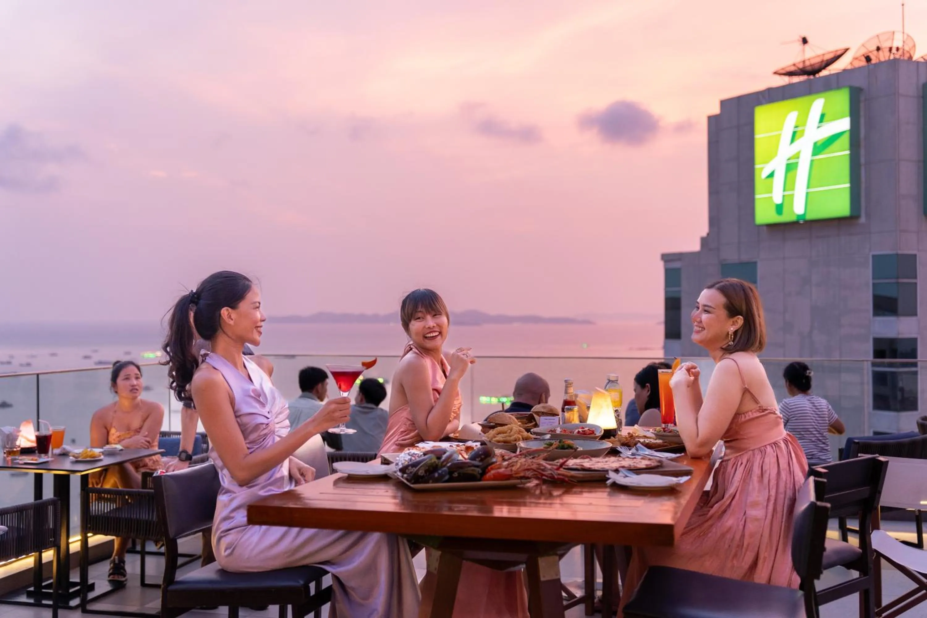 Restaurant/places to eat in Holiday Inn Pattaya by IHG