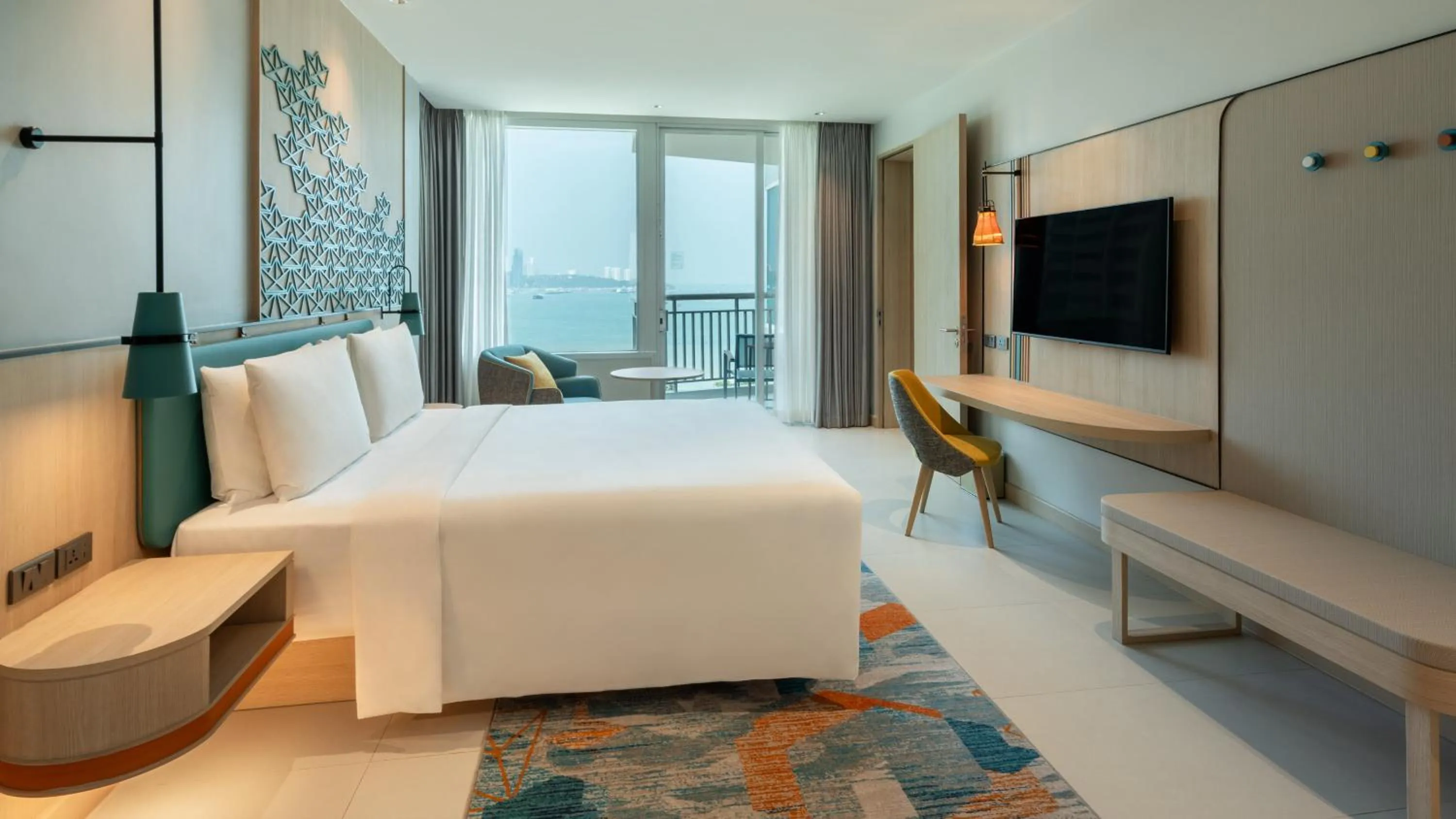Photo of the whole room, Bed in Holiday Inn Pattaya by IHG