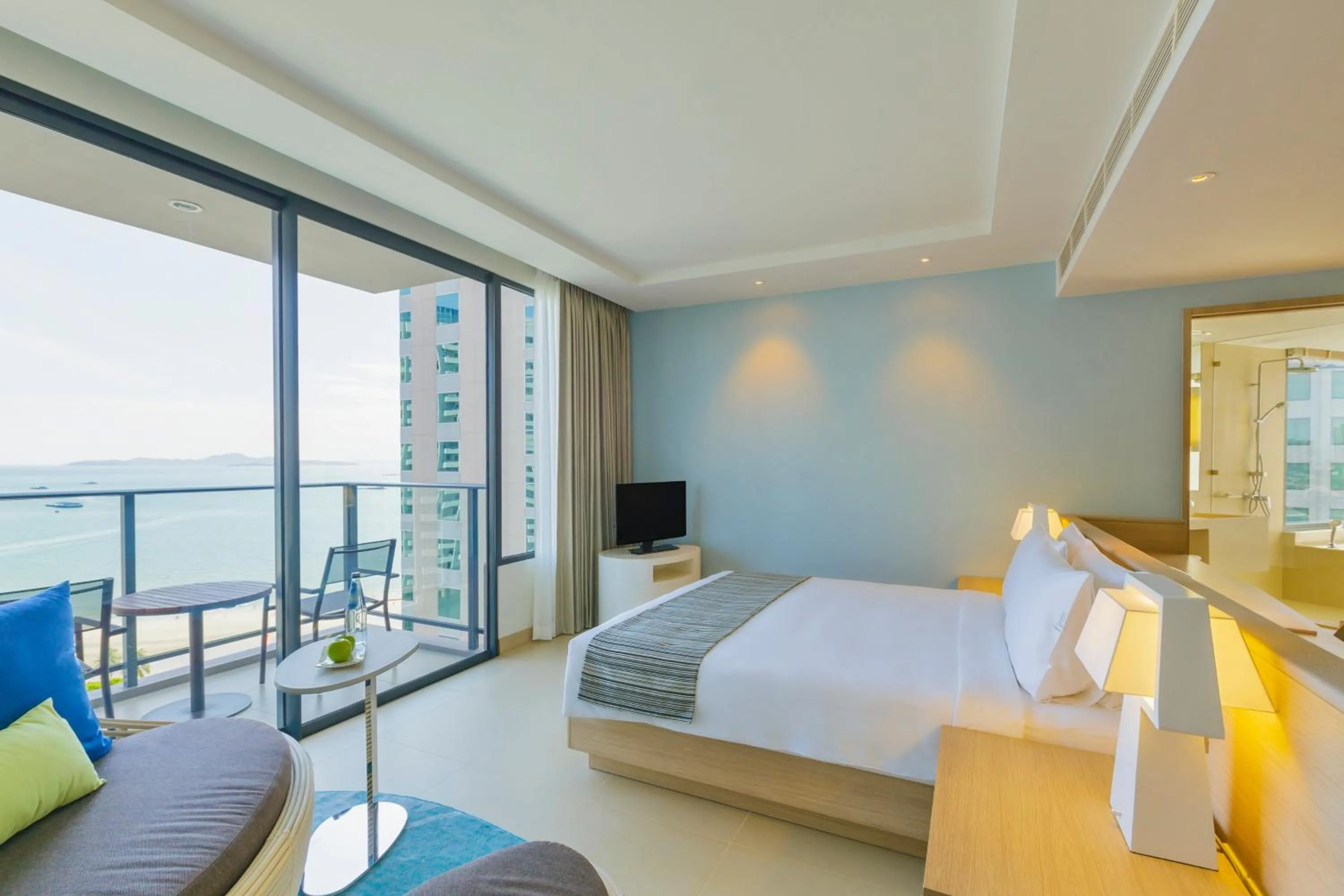 Photo of the whole room, Bed in Holiday Inn Pattaya by IHG