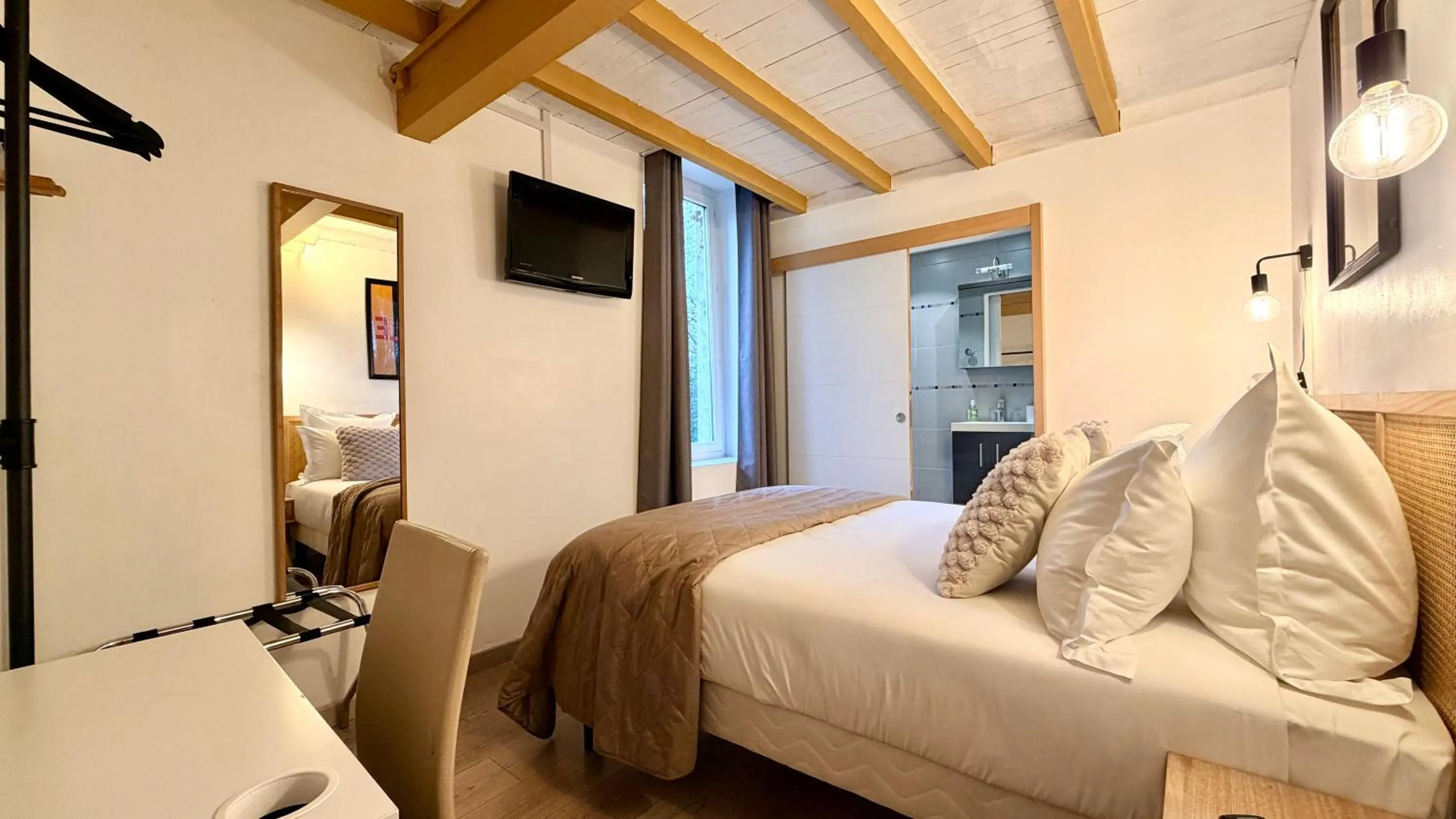 Bed in Hotel Le Galambre