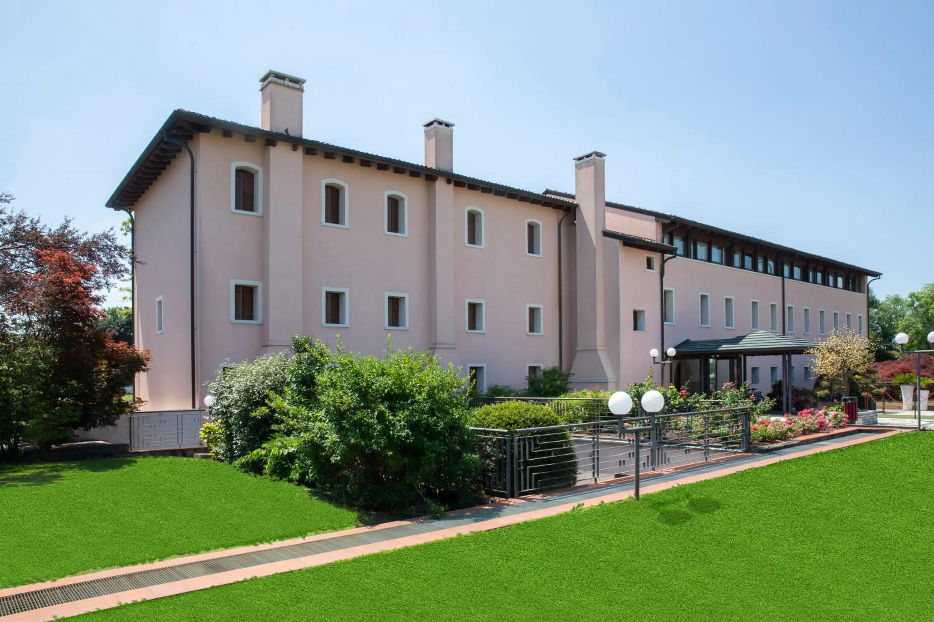 Property building in Hotel Ristorante Fior