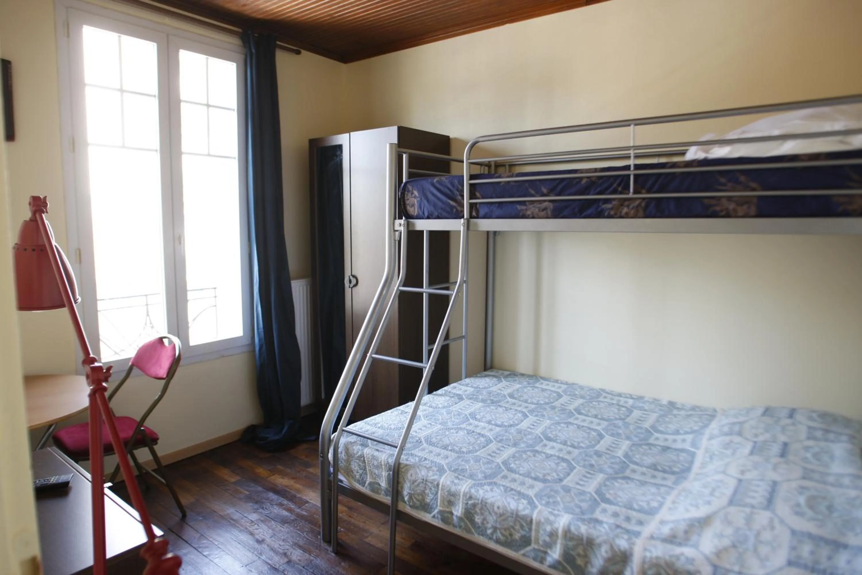 Photo of the whole room, Bed in RENT APPART - Colombes