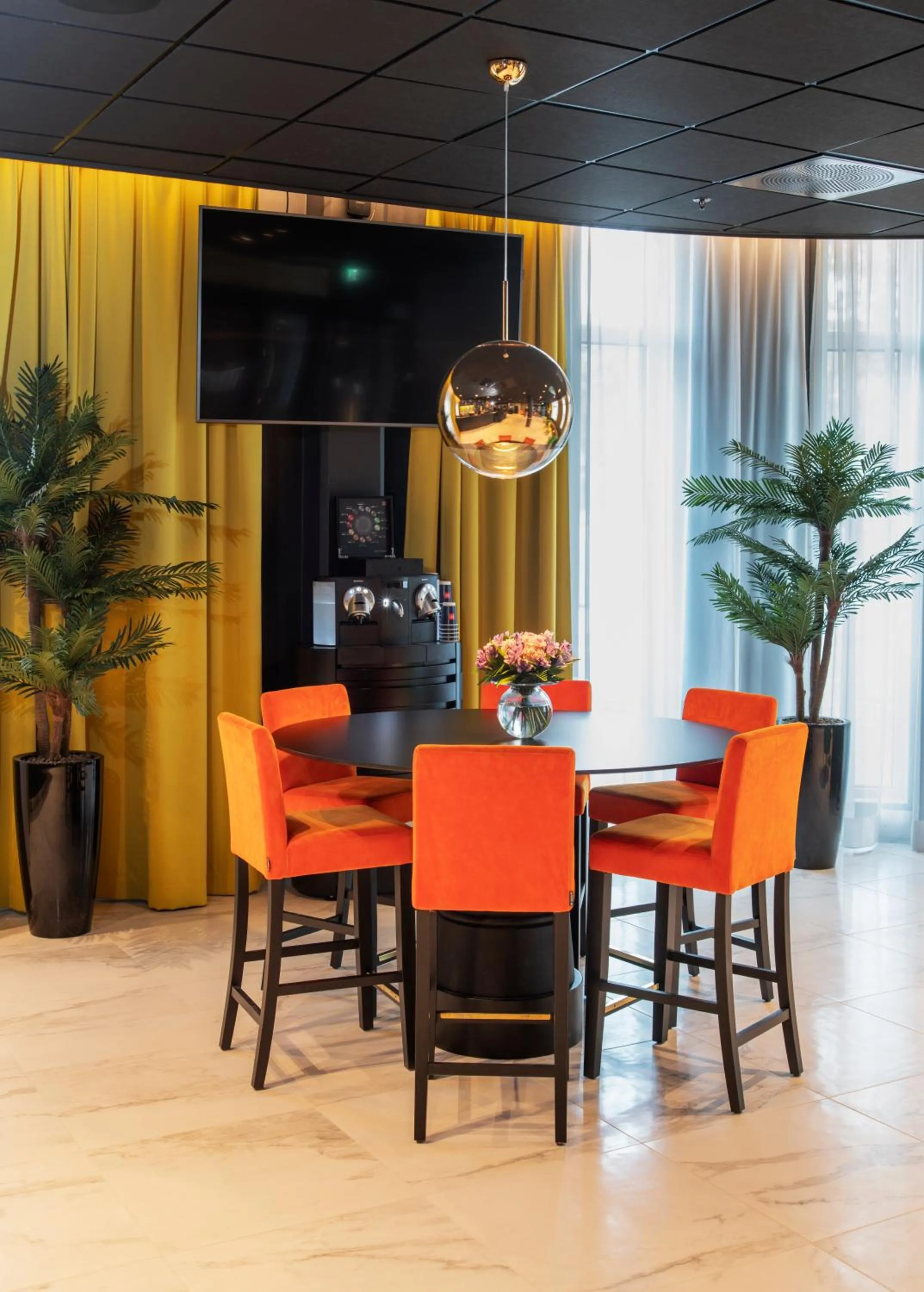 Communal lounge/ TV room in Thon Hotel Harstad