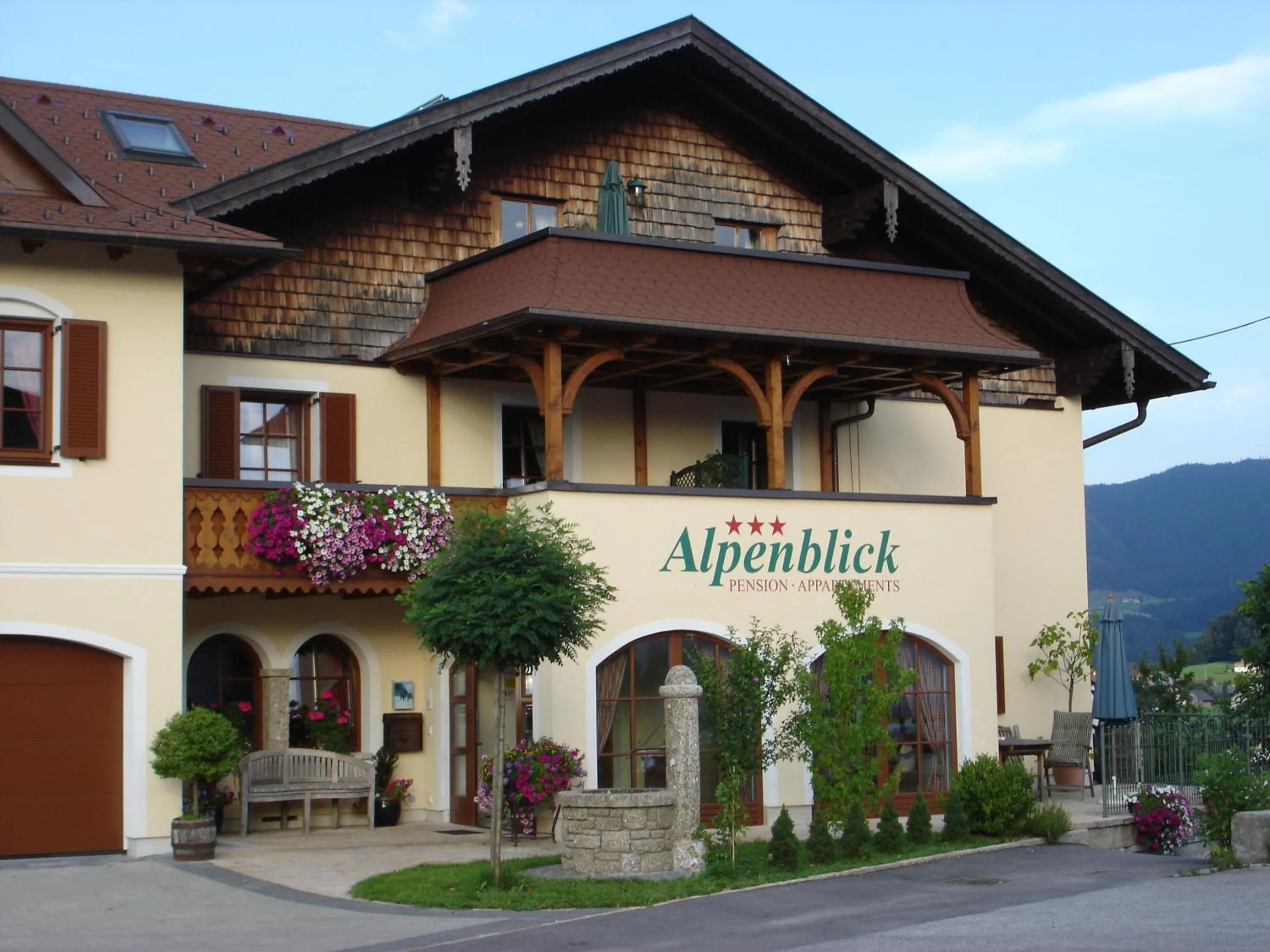 Property building in Appartements Ferienwohnungen Alpenblick
